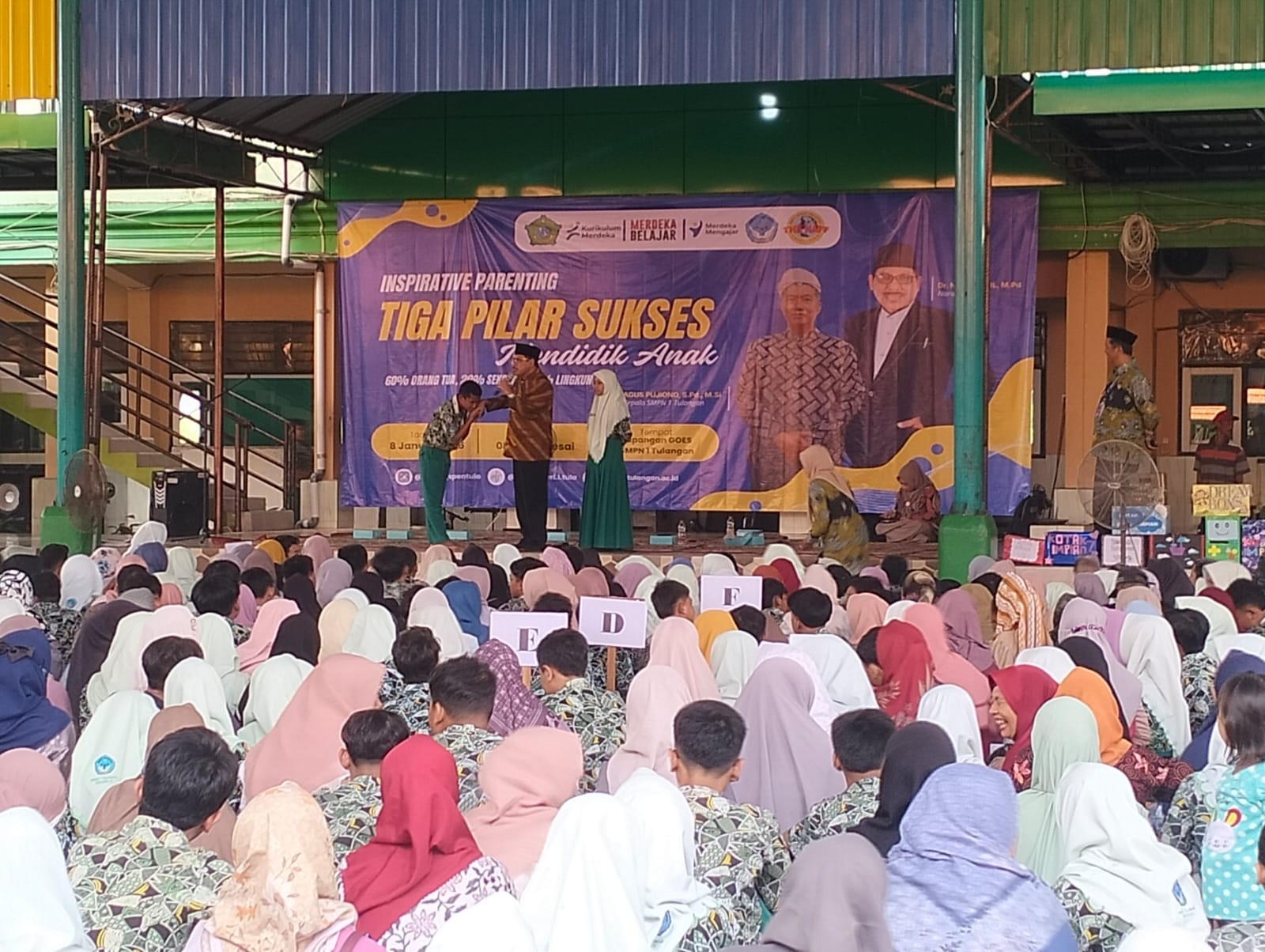 PARENTING: SMPN 1 Tulangan Sidoarjo menggelar kegiatan bertajuk tiga pilar, Kamis (8/1). (ANAS/RADAR SIDOARJO)