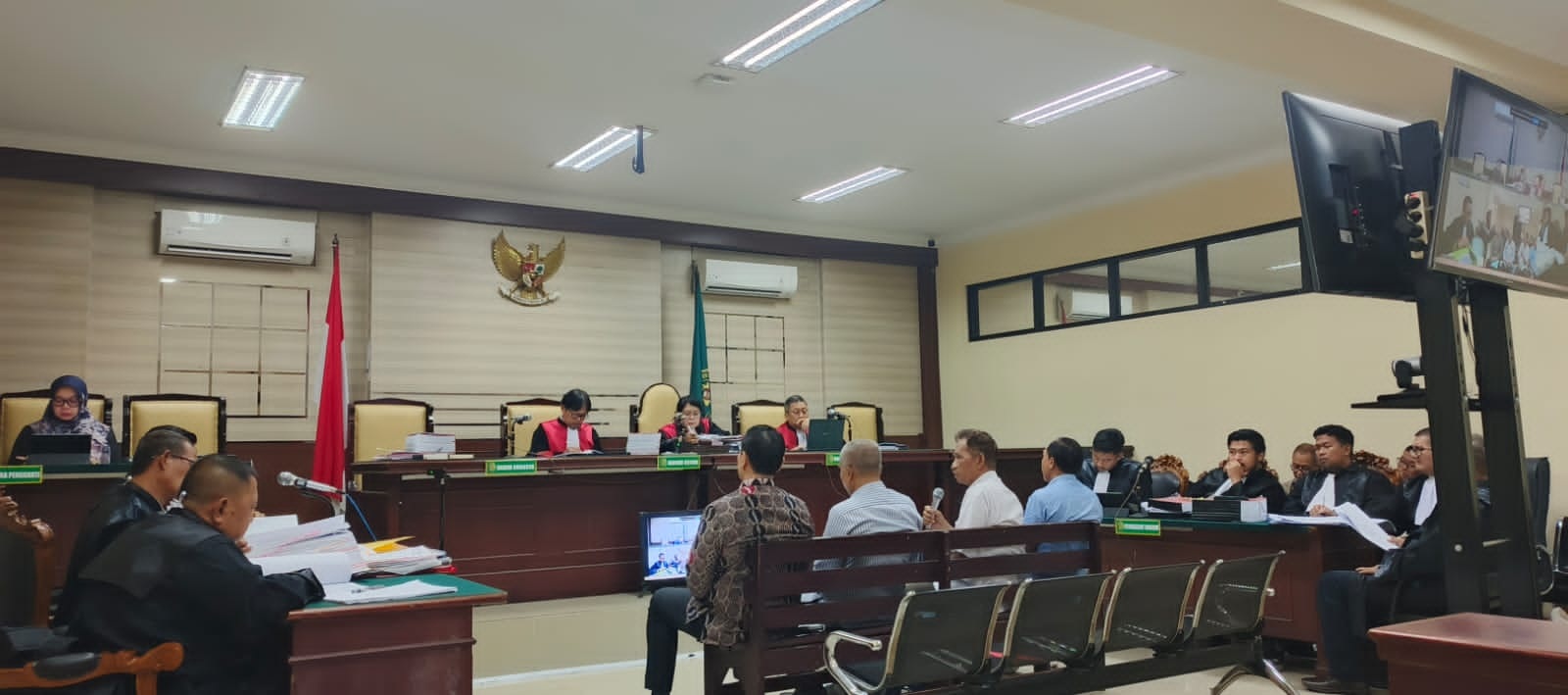 BERI KETERANGAN: Empat saksi drai tiga mantan Sekda Sidoarjo, yaitu Andjar Surjanianto, Joko Sartono, dan Zaini, serta saksi lainnya Agus, mantan Kepala UPT Dinas P2CKTR. (SURYANTO/RADAR SIDOARJO)