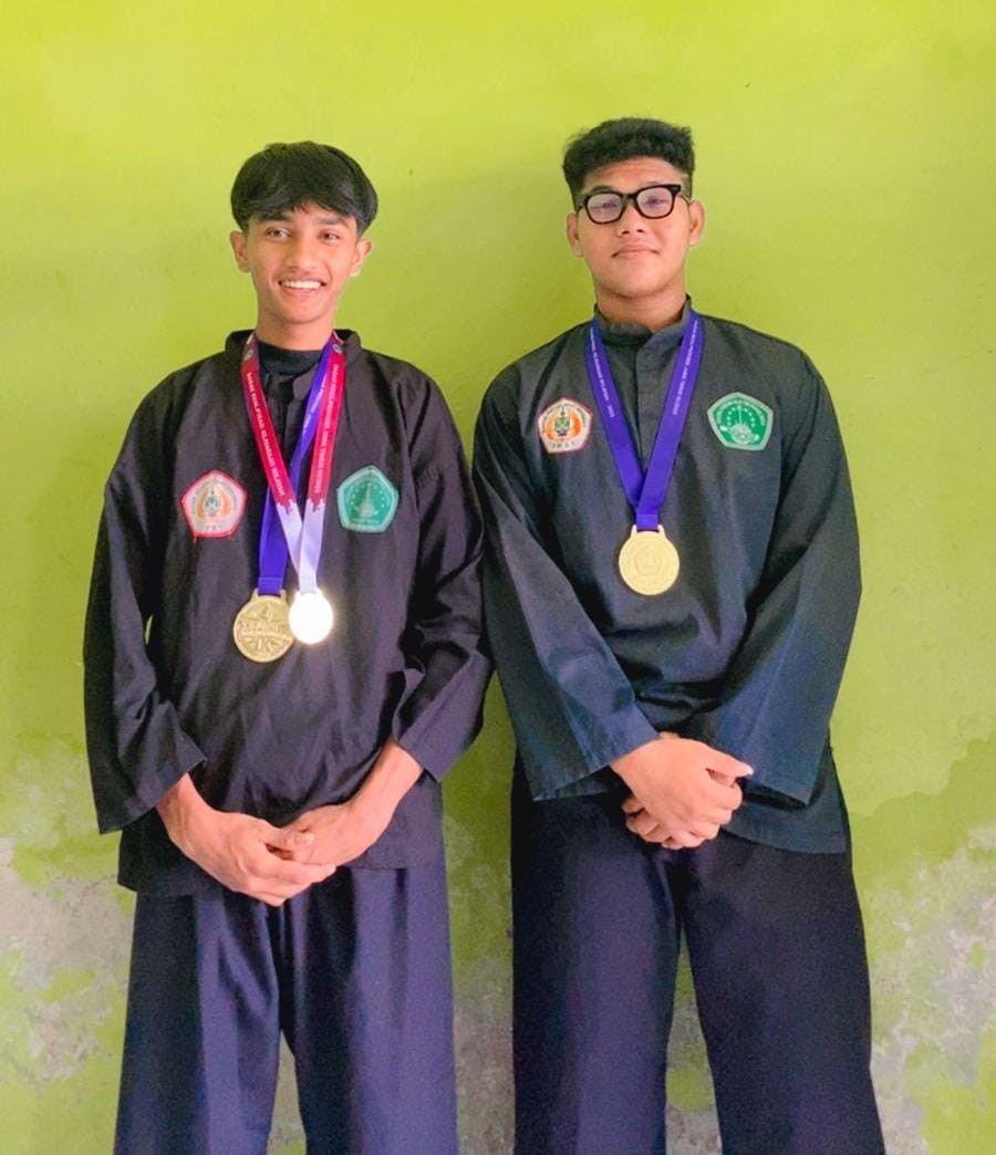 BANGGA: Muhammad Sarifudin bersama Ahmad Widji seno saat menujukan medali. (ANAS/RADAR SIDOARJO)