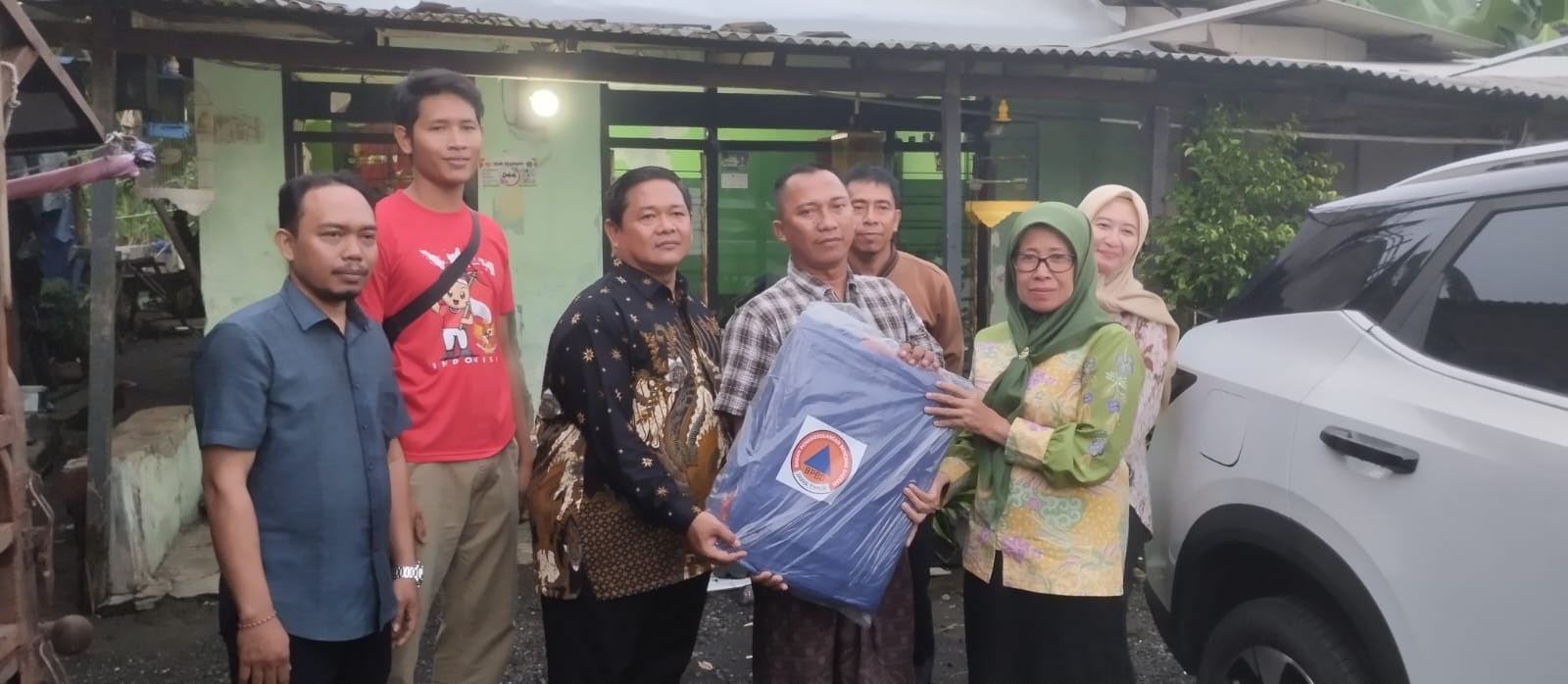 PARAH: Warga Semampir  melalui kadesnya mendapatkan bantuan akibat dampak angin putting beliung.