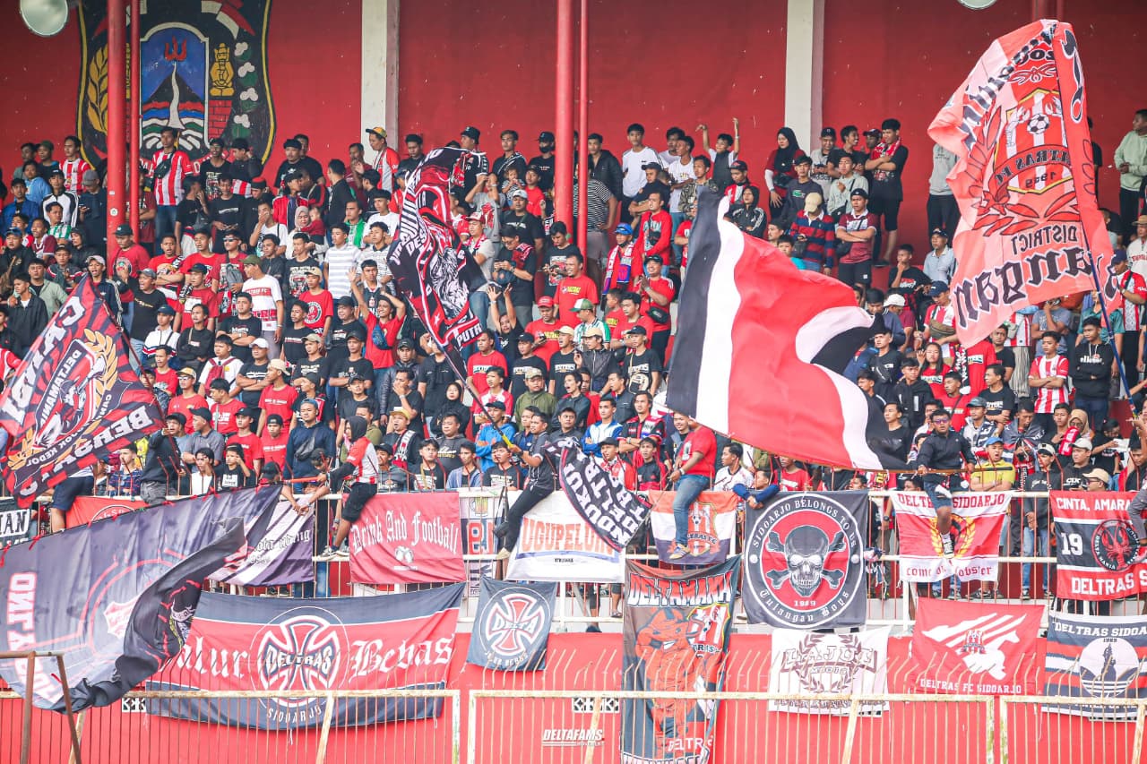 SEMANGAT MEMBARA: Deltamania memberikan dukungan penuh kepada Deltras Sidoarjo. (FOTO DELTRAS SIDOARJO)