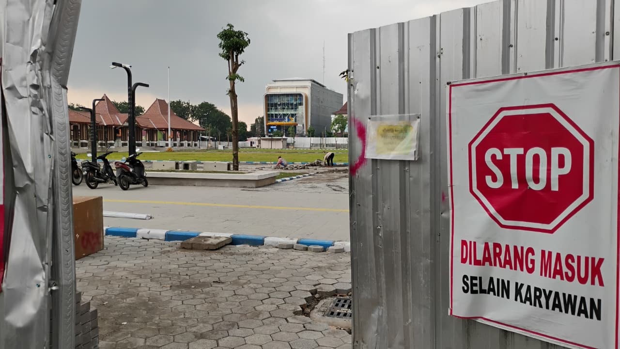 MASIH DITUTUP: Revitalisasi Alun-alun Sidoarjo hampir rampung. (DIKY SANSIRI/RADAR SIDOARJO)