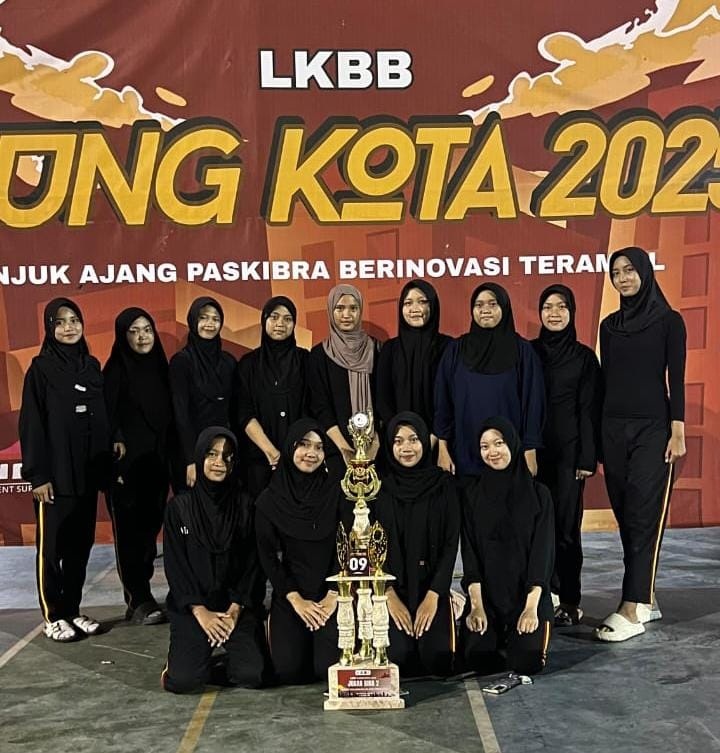 MEMBANGGAKAN: Siswa SMK Plus NU Sidoarjo mendapat piala. (ANAS/RADAR SIDOARJO)