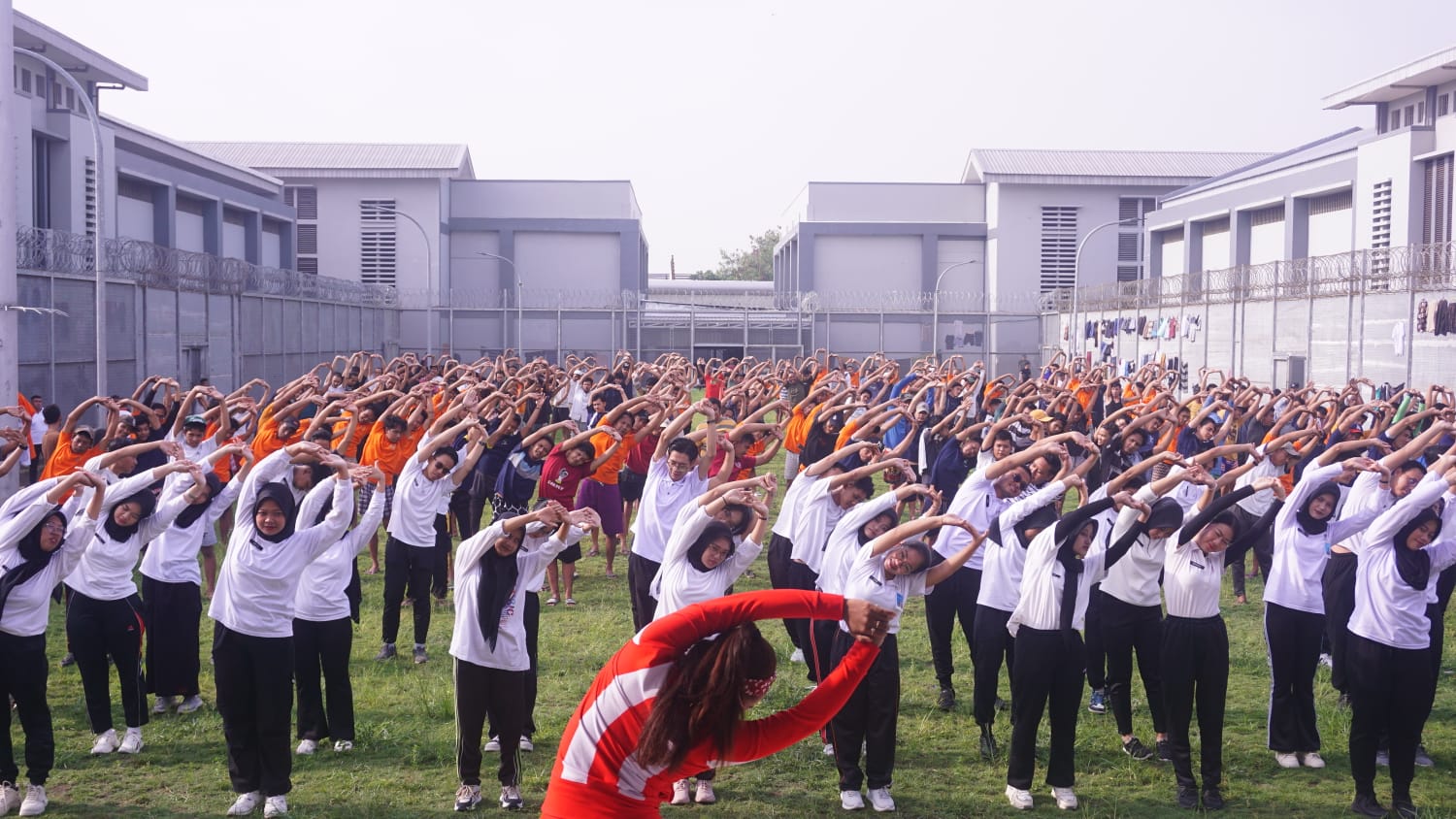 KEBERSAMAAN: Petugas dan warga binaan mengikuti senam bersama di Lapangan Rutan Kelas I Surabaya.