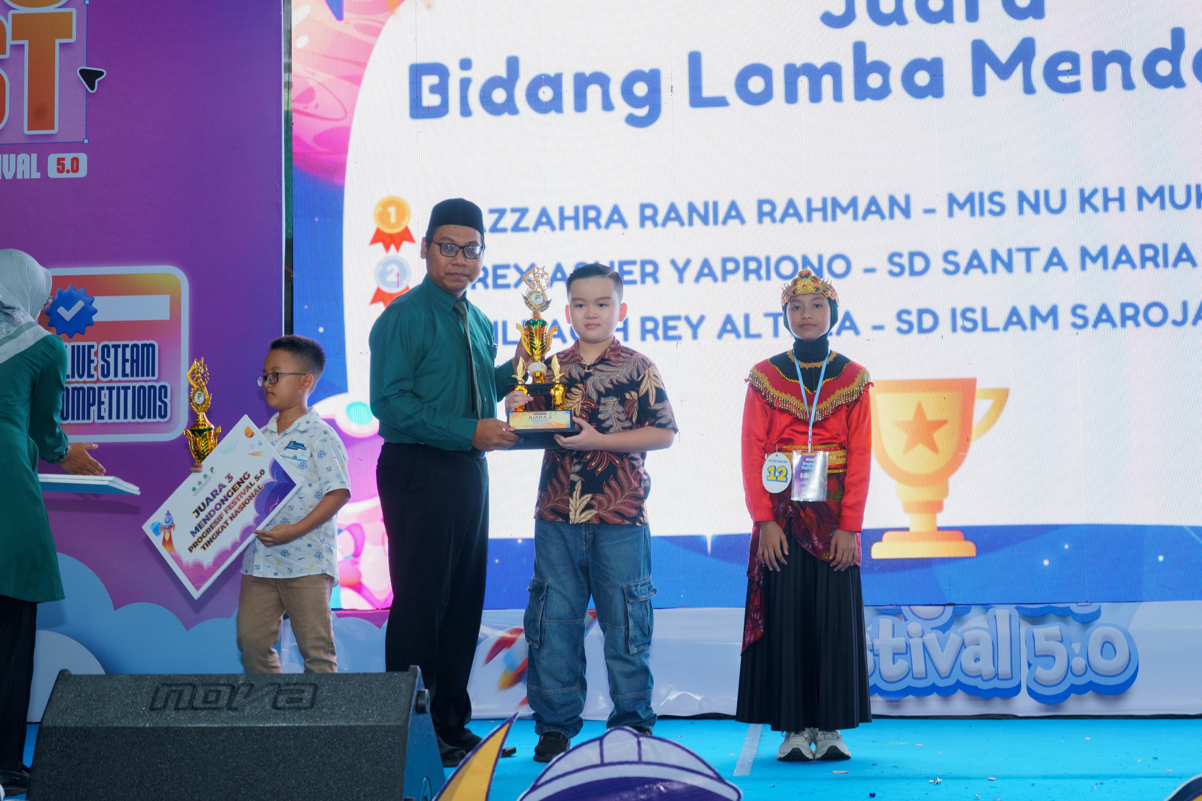 INOVASI: Beberapa pemenang ajang olimpiade di Sekolah Progresif Bumi Shalawat Sidoarjo.