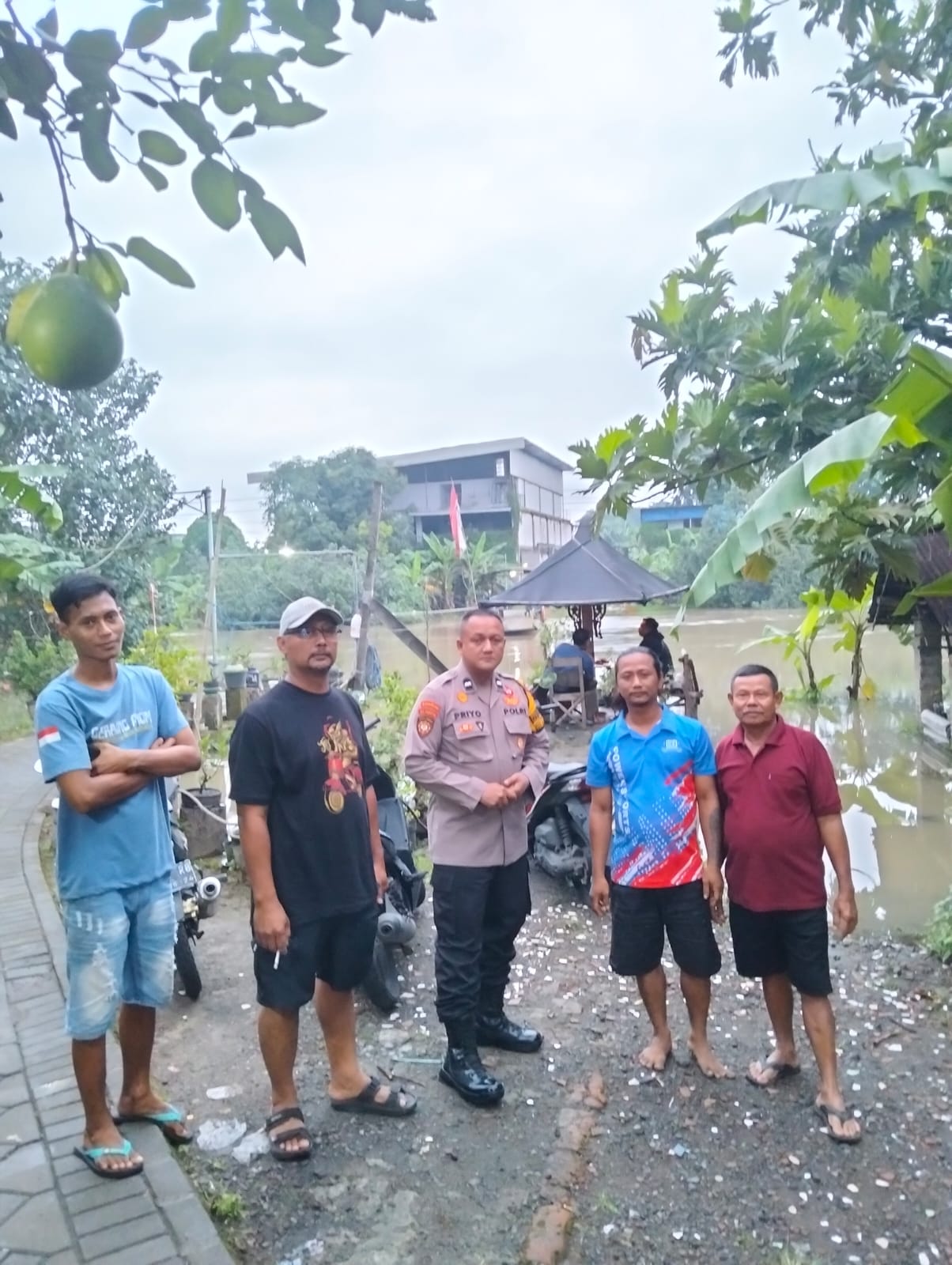 ANTISIPASI: Bhabinkamtibmas Desa Tanjungsari Polsek Taman bersama perangkat desa, ketua RW, dan warga setempat melakukan pengecekan langsung ke lokasi sungai, Minggu (11/1) pagi.