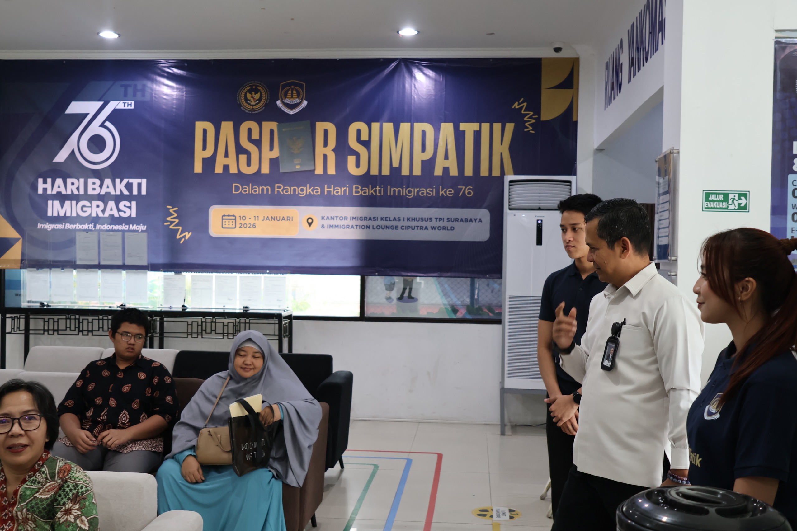 INOVATIF: Kepala Kantor Imigrasi Surabaya, Agus Winarto (baju putih) melihat pelayanan pembuatan paspor.