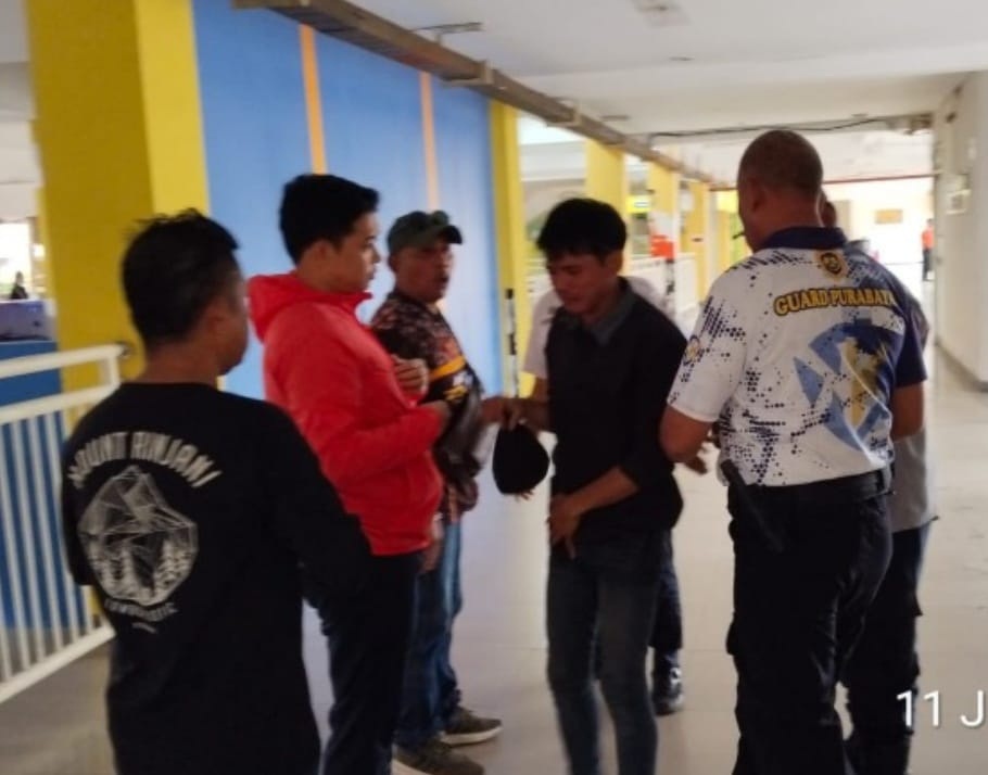 TEGAS: Petugas mengamankan calo bus (dua dari kanan) di Terminal Purabaya.