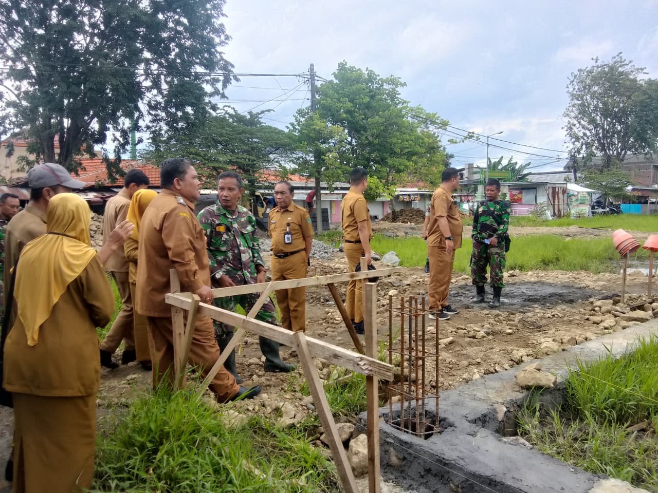DILANJUT: DinkopUM Sidoarjo bersama Babinsa dan perangkat desa meninjau langsung lapangan yang akan dibangun Koperasi Desa Merah Putih (KDMP) di Desa Sidorejo, Krian. (DIKY SANSIRI/RADAR SIDOARJO)