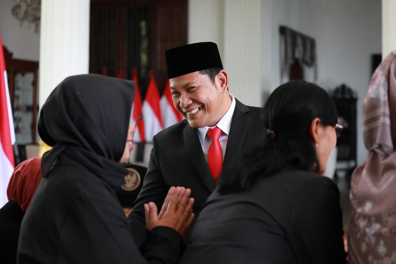 DIROMBAK: Bupati Sidoarjo Subandi saat melakukan mutasi pejabat pada Santu (10/1) lalu.