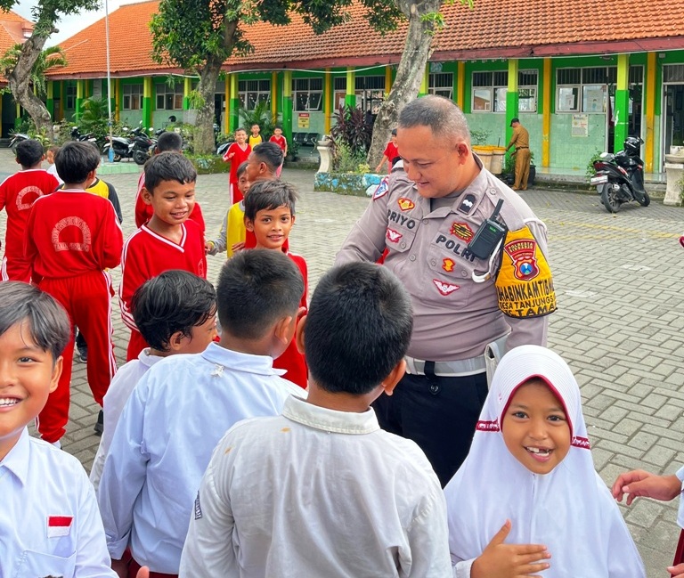 PENCEGAHAN: Bhabinkamtibmas Desa Tanjungsari, Polsek Taman melaksanakan kegiatan sosialisasi dan imbauan di SDN Tanjungsari 2, Kecamatan Taman.  &nbsp;