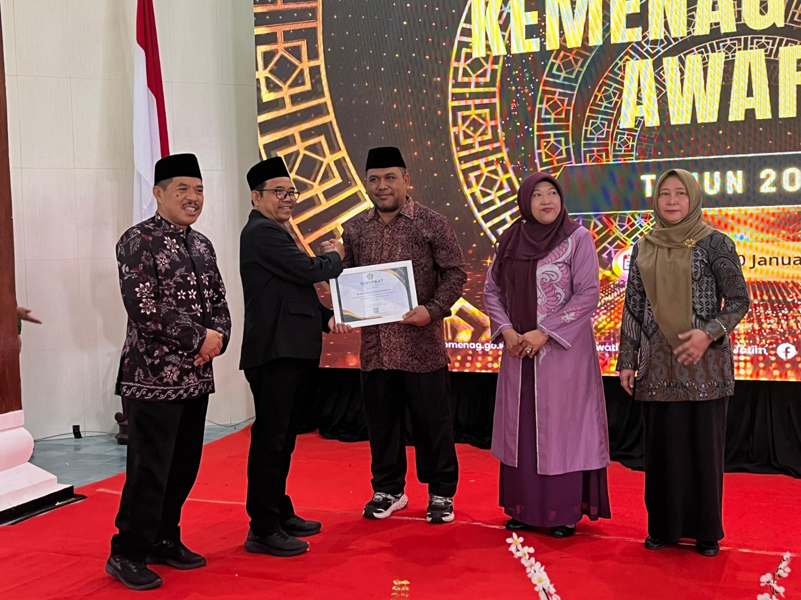 PRESTASI: MIS Muslimat NU Pucang Sidoarjo meraih penghargaan Madrasah Internasional Inovatif yang diterima Kepala MIS Muslimat NU Pucang Sidoarjo, Dr. M. Hamim Thohari, S.Pd., MM, (tengah).