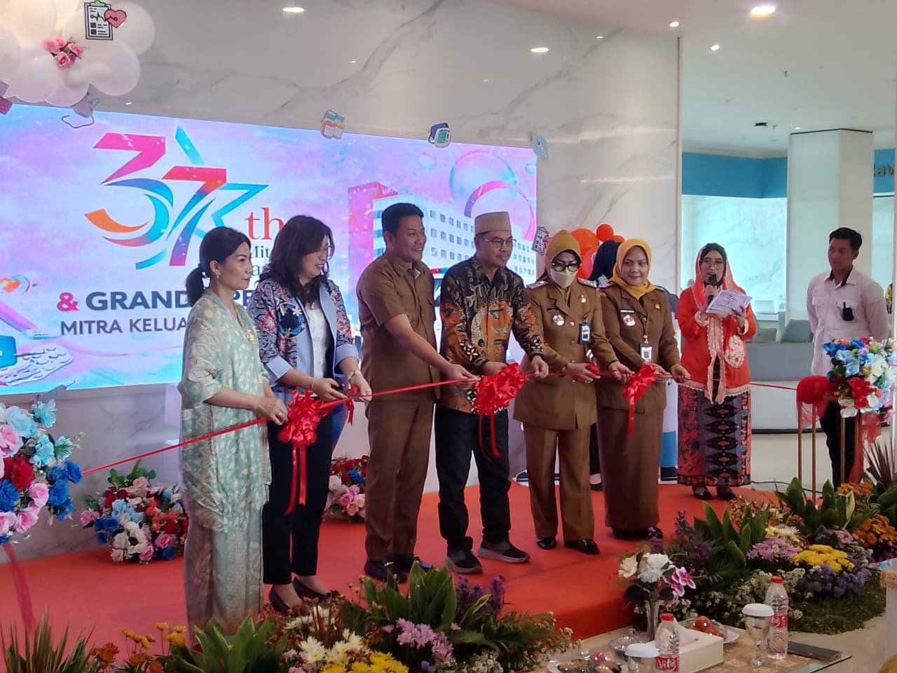 BARU: Bupati Sidoarjo Subandi bersama Ketua DPRD Abdillah Nasih meresmikan Rumah Sakit Mitra Keluarga Sidoarjo, Senin (12/1). (DIKY SANSIRI/RADAR SIDOARJO)