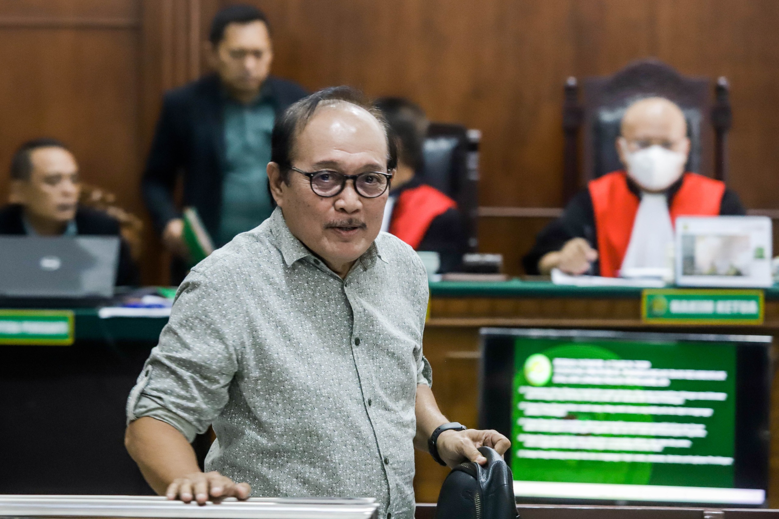 BERI KETERANGAN: Yamin dihadirkan sebagai saksi oleh Dahlan Iskan di Pengadilan Negeri Surabaya. (ALFIAN RIZAL/JAWA POS)