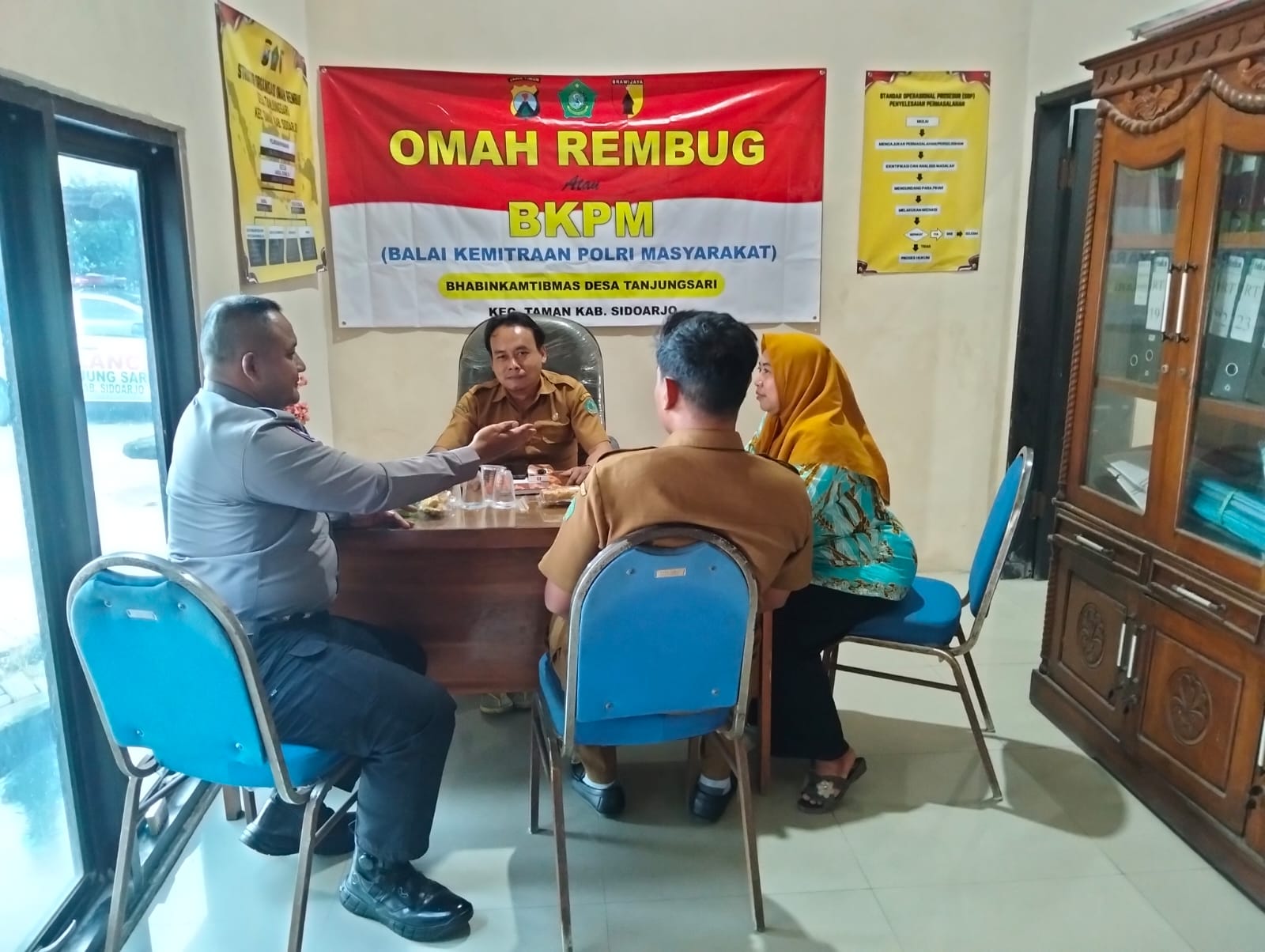 SOLUTIF: Kegiatan musyawarah digelar untuk membahas penyelesaian berbagai permasalahan yang dihadapi warga melalui Omah Rembug Desa Tanjungsari.