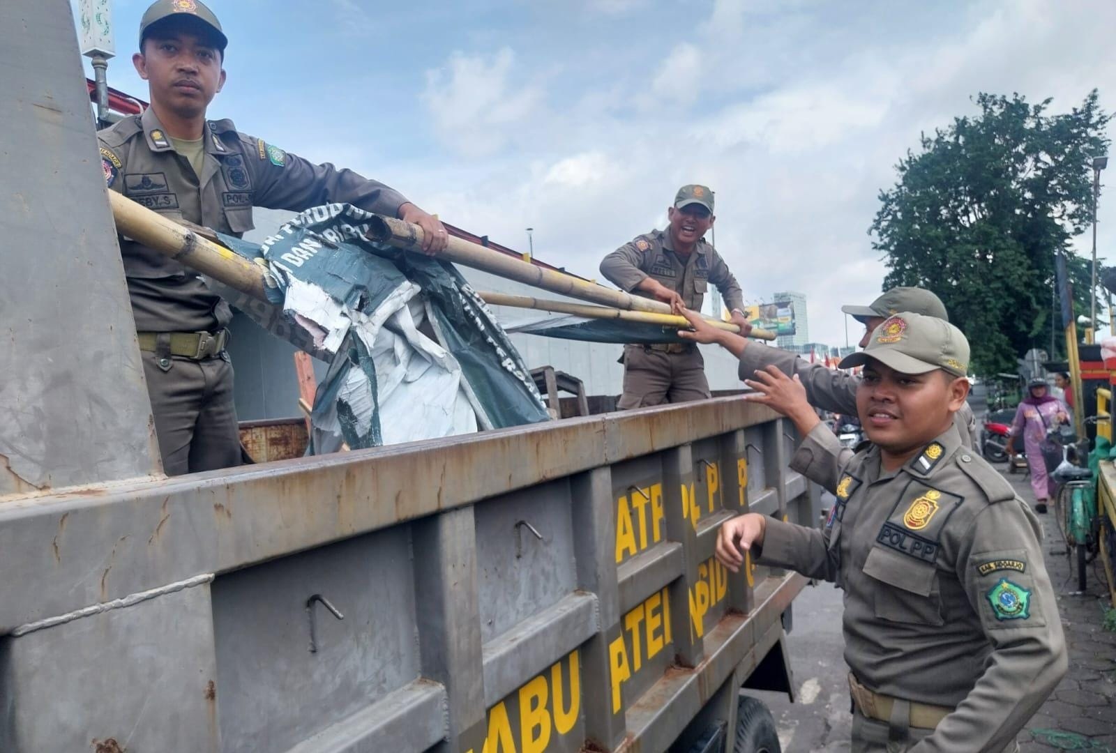 TEGAS: Satpol PP Sidoarjo Tertibkan PKL dan membawa sejumlah barang di kawasan sekitar Flyover Waru, Selasa (13/1)