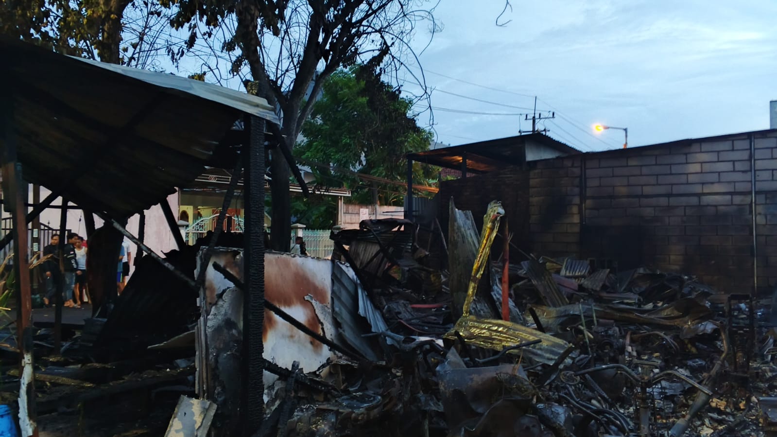 LUDES: Kondisi bangunan di Jalan Sedati Agung, Desa Sedati Agung, Kecamatan Sedati yang terbakar.