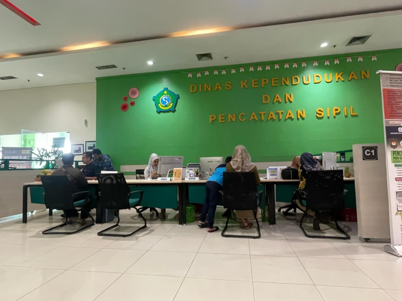 JADI JUJUKAN: Pelayanan KTP di Mal Pelayanan Publik Sidoarjo.