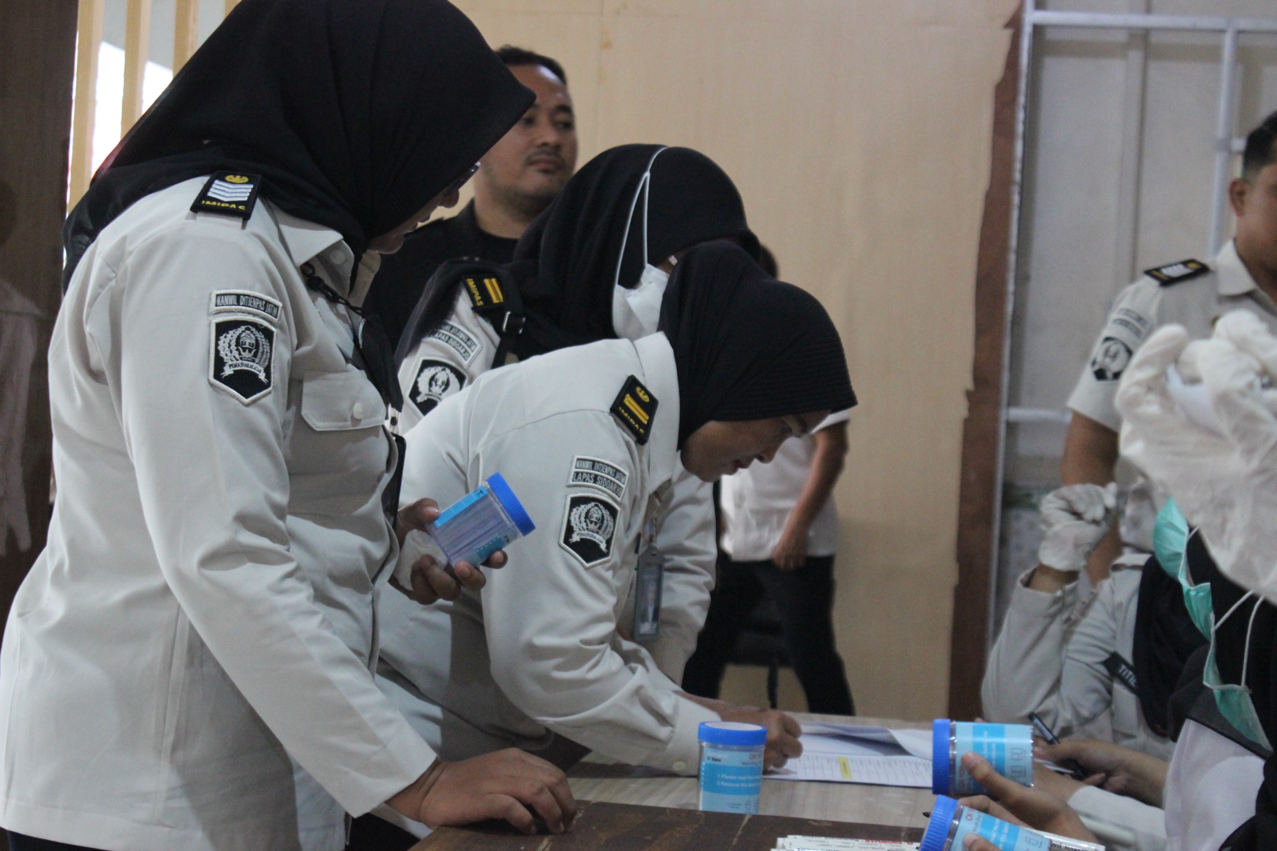 KETAT: Pegawai Lapas Sidoarjo saat akan tes urine.