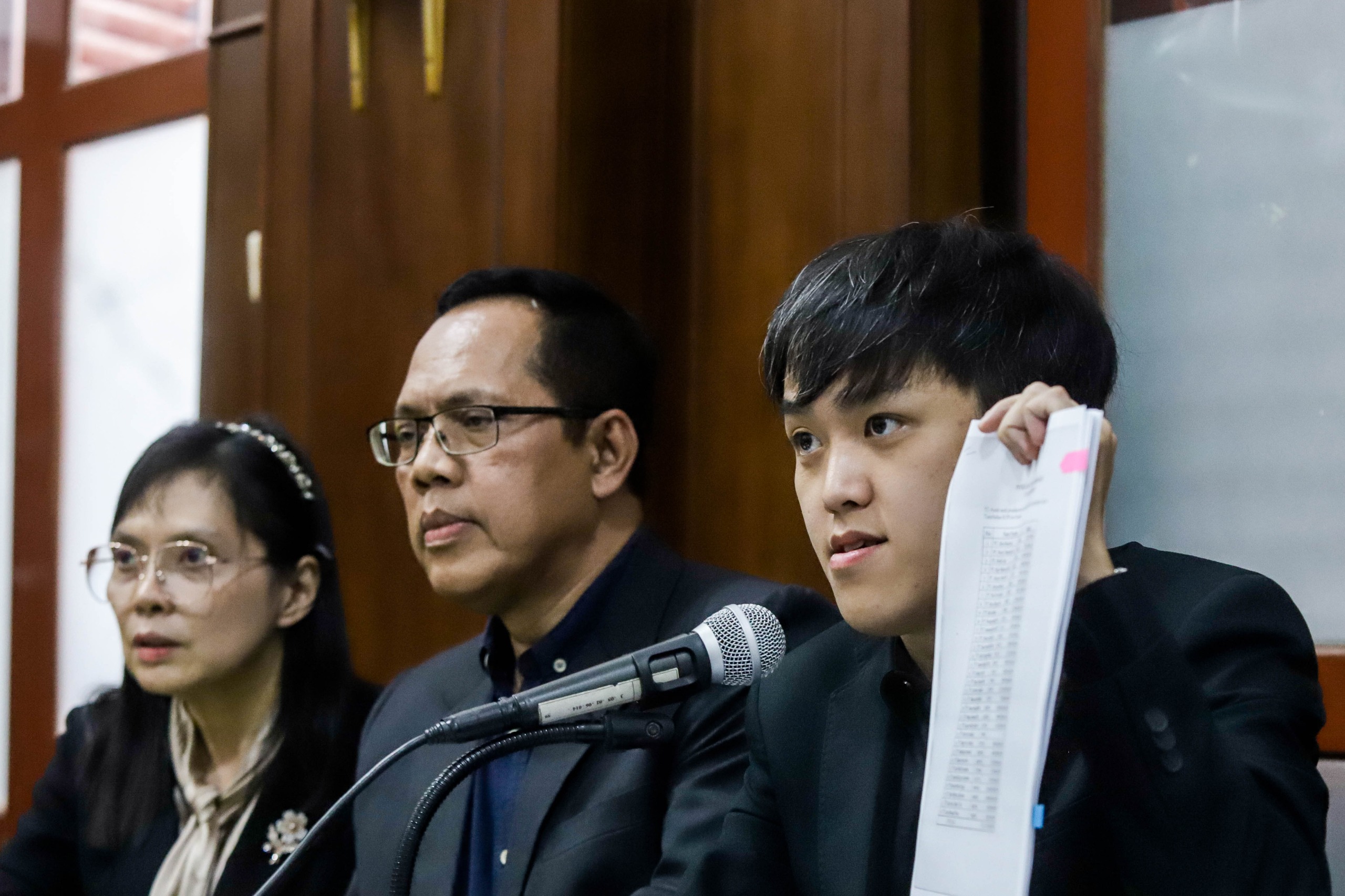 SIDANG LANJUTAN: Kuasa hukum PT Jawa Pos, Kimham Pentakosta dalam persidangan di Pengadilan Negeri Surabaya, Selasa (13/1)