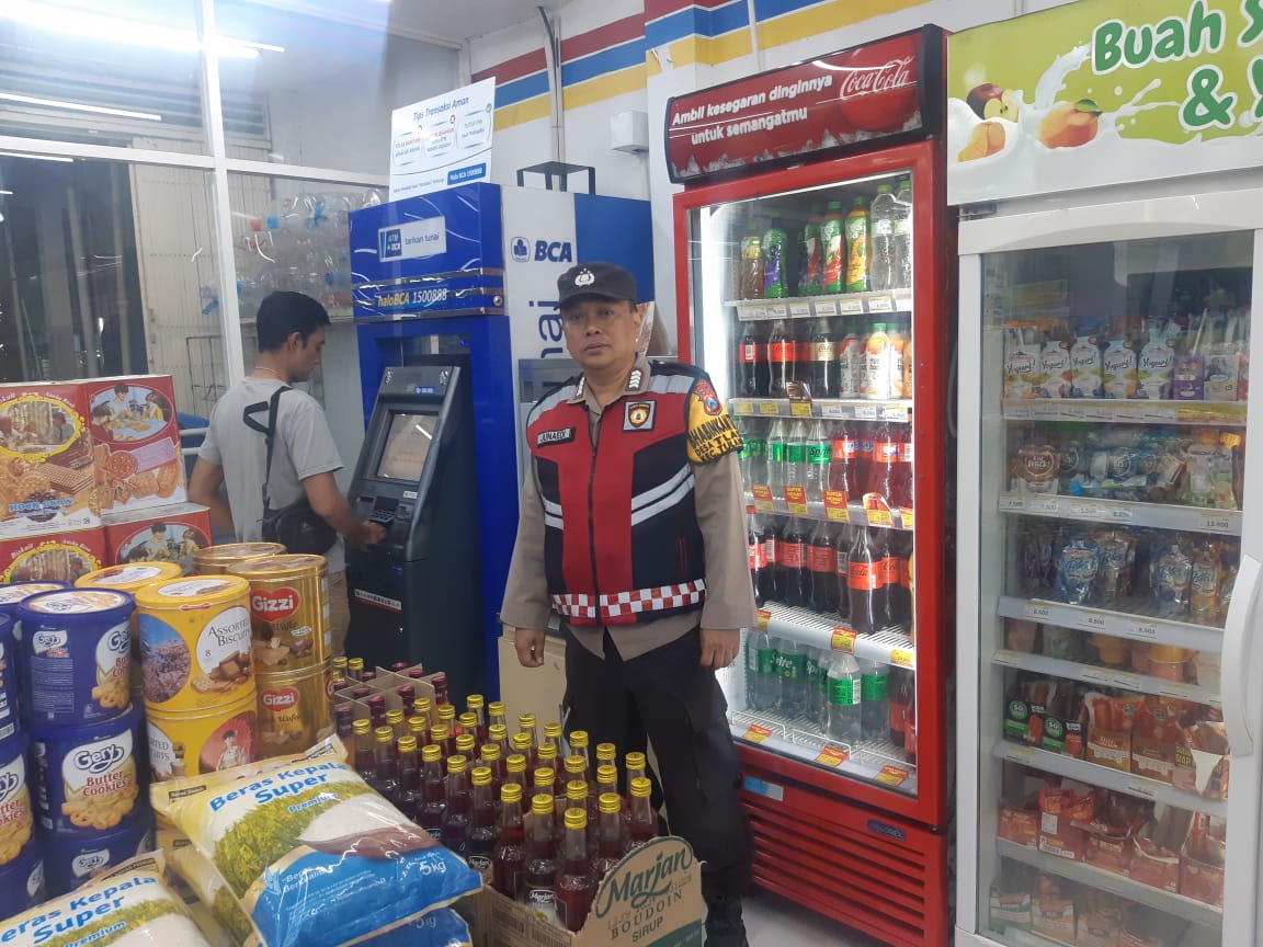PENCEGAHAN: Personel Polsek Tulangan saat patroli antisipasi di salah satu minimarket di kawasan Tulangan, Sidoarjo.