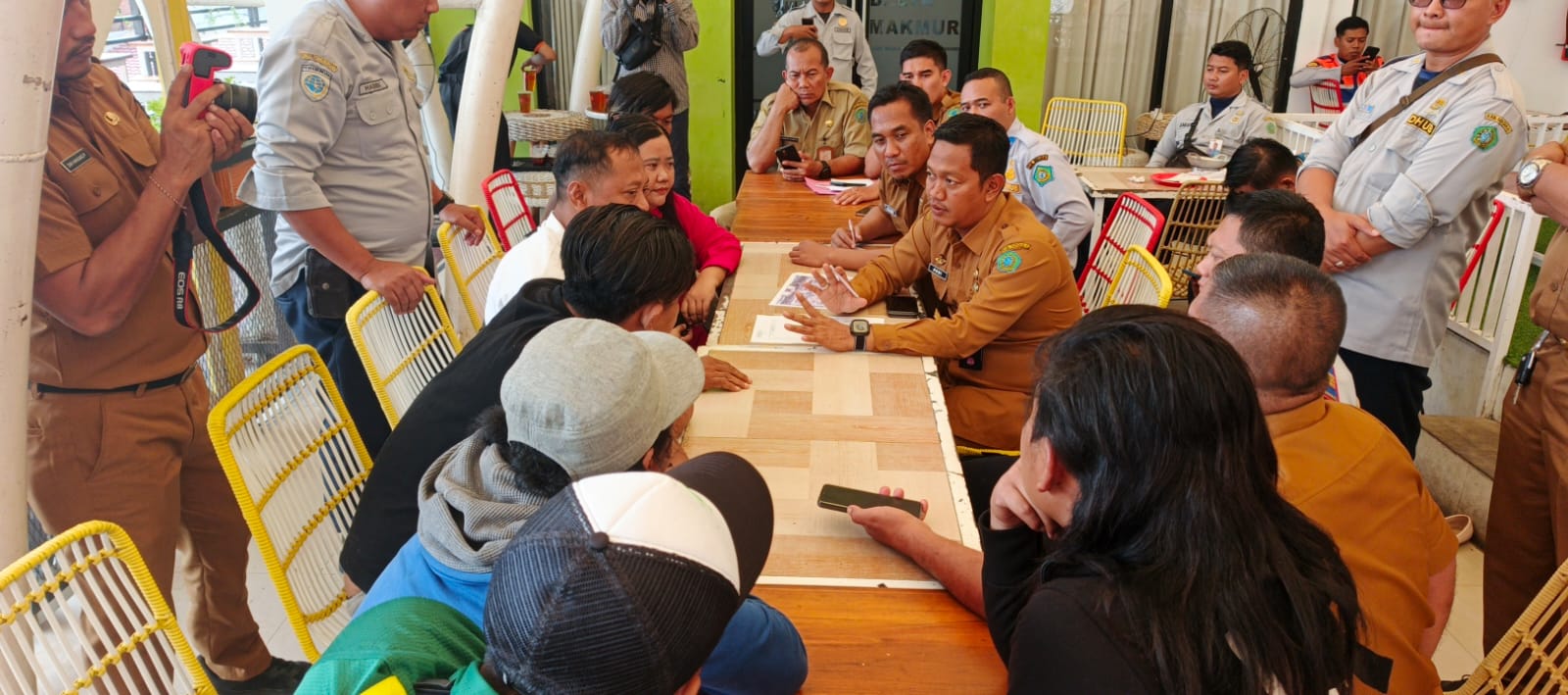 FASILITAS: Dishub sedang memberikan informasi kepada jukir Alun-alun Sidoarjo. (DIKY SANSIRI/RADAR SIDOARJO)