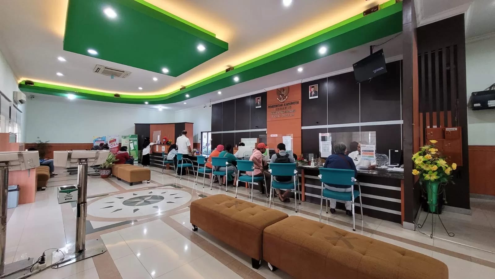 EFEKTIF: Pelayanan pembayaran pajak daerah di kantor BPPD Sidoarjo.