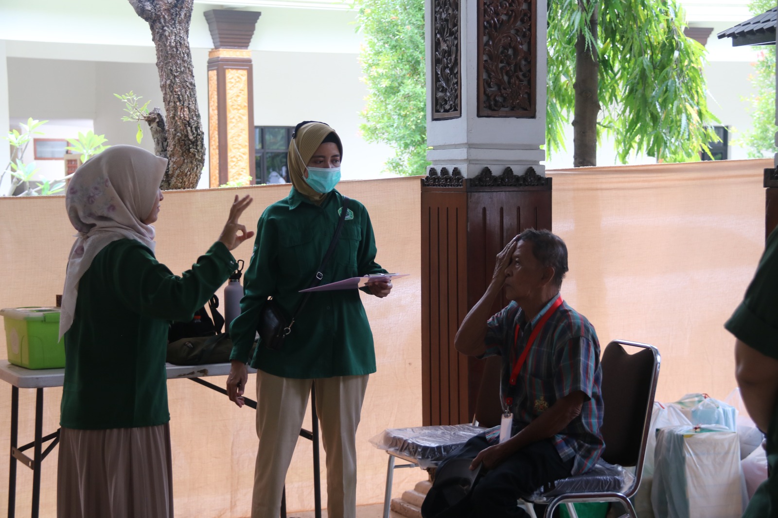 BERMANFAAT: Salah satu peserta screening mata oleh Baznas Sidoarjo.