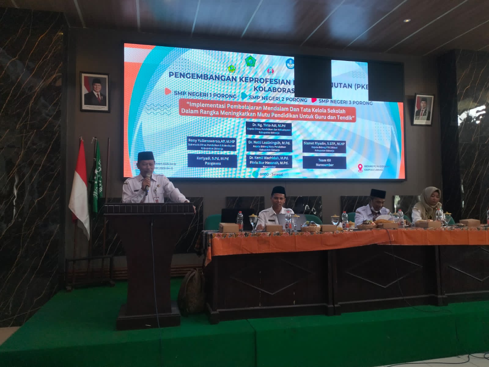 KOMPAK: Kepala Dinas Pendidikan dan Kebudayaan Kabupaten Sidoarjo Dr.Tirto Adi saat sambutan di dalam kegiatan Pengembangan Keprofesian Berkelanjutan (PKB). (ANAS/ RADAR SIDOARJO)