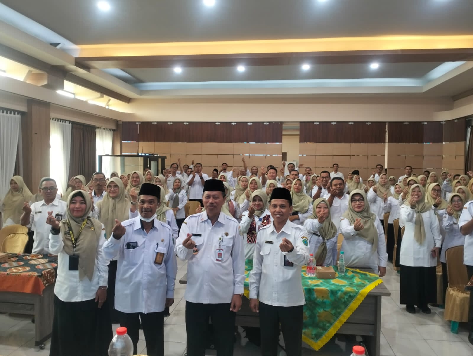 KOMPETENSI: Tiga SMP Negeri di Porong bersama Kadispendikbud Sidoarjo, Rabu (14/1). (ANAS/RADAR SIDOARJO)