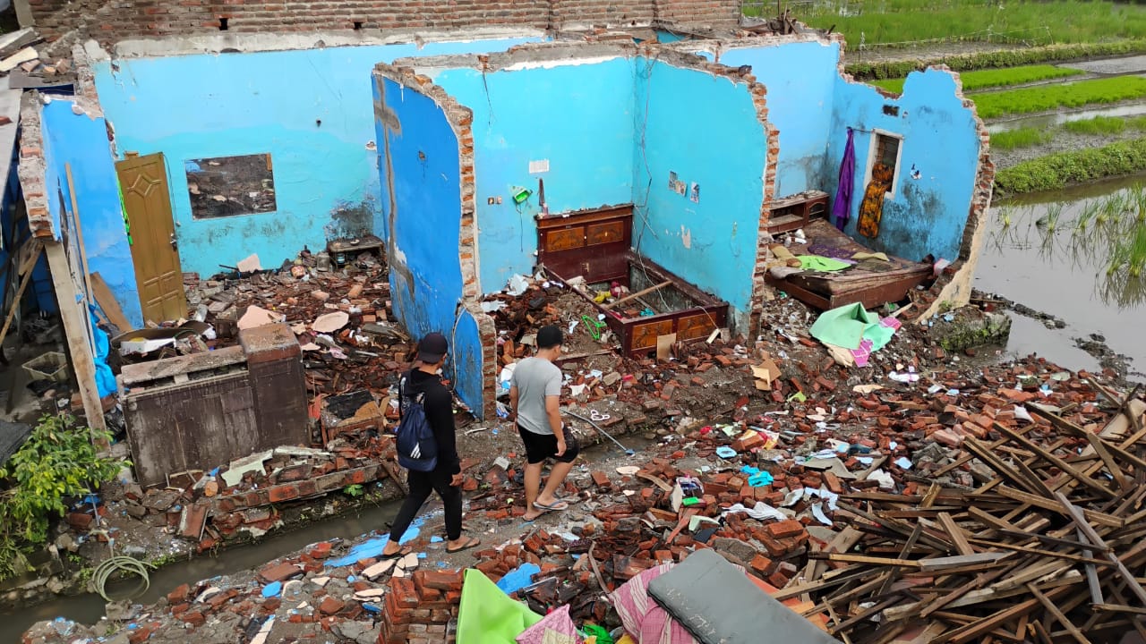 RUSAK PARAH: Kondisi rumah warga Desa Gelam Kecamatan Candi yang ambruk diduga karena tembok ambles. (SURYANTO/RADAR SIDOARJO)