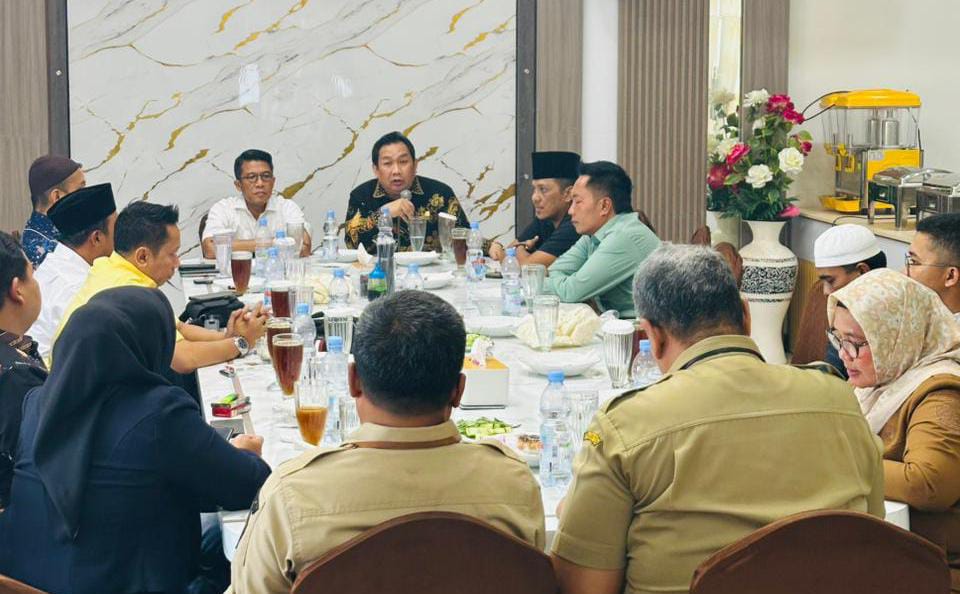 KOORDINASI: Anggota DPR RI Komisi XI Fraksi Partai Golkar, Erik Hermawan (pegang mix).