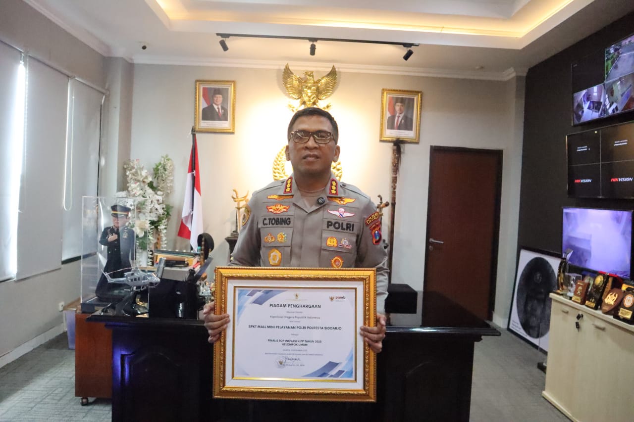 INOVASI: Kapolresta Sidoarjo Kombes Pol Christian Tobing menunjukkan penghargaan dan MenPANRB.