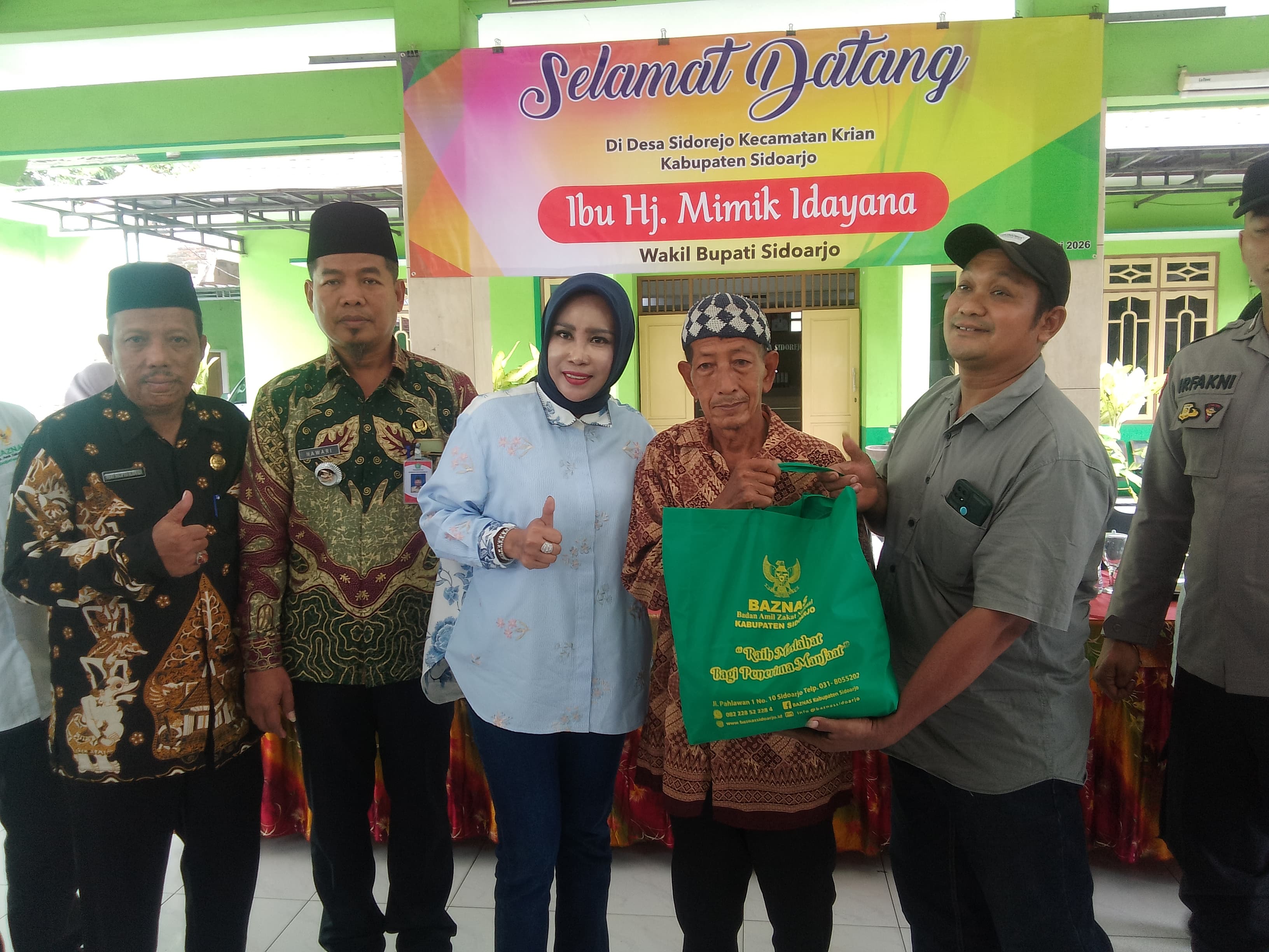 TERHARU: Wabup Sidoarjo Mimik Idayana serahkan bantuan RTLH secara simbolis kepada kakek berusia 65 tahun di Sidorejo, Krian, Kamis (15/1). (DIKY SANSIRI/RADAR SIDOARJO)