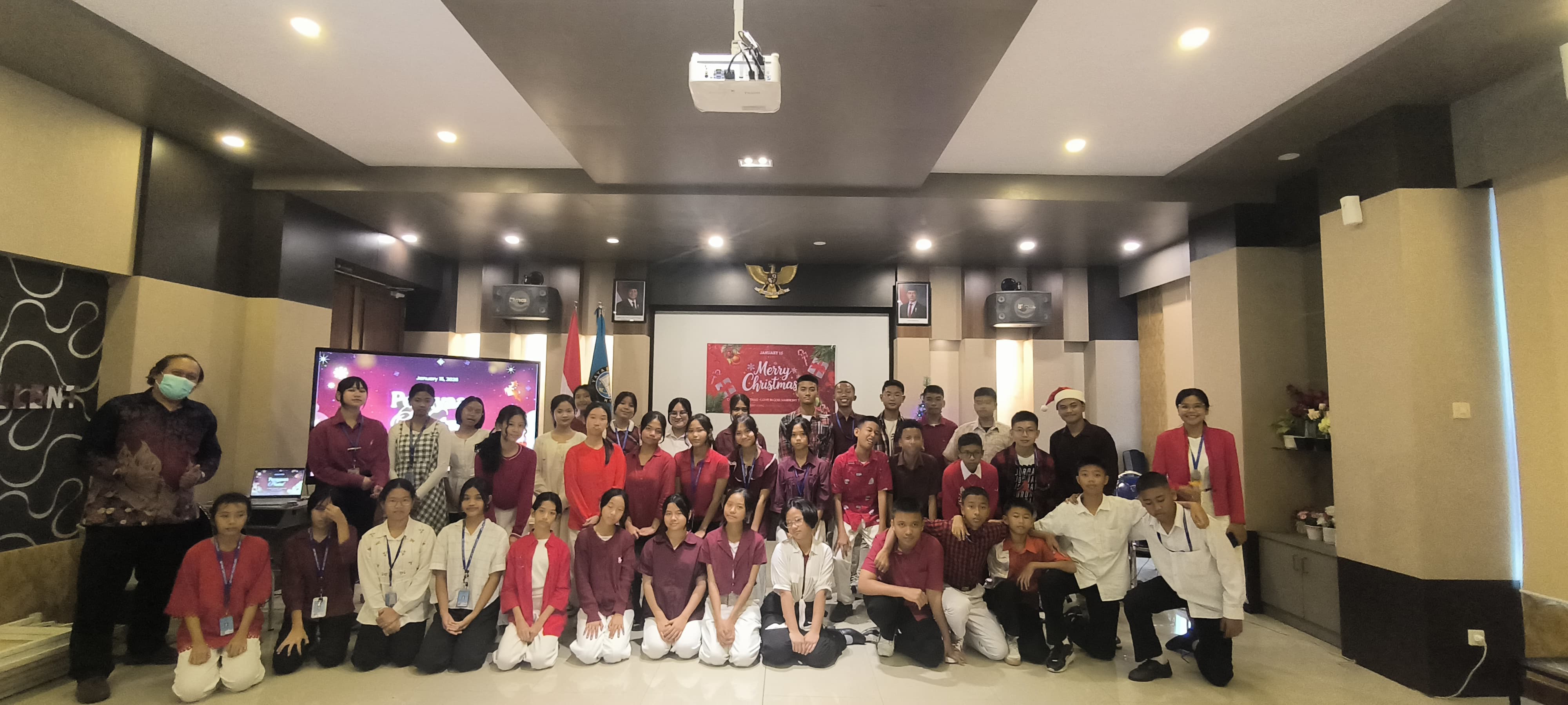 KOMPAK: Foto bersama guru dan murid SMP Hang Tuah 6 Excellent Agama Kristen dan Katolik (ANAS RADAR SIDOARJO)