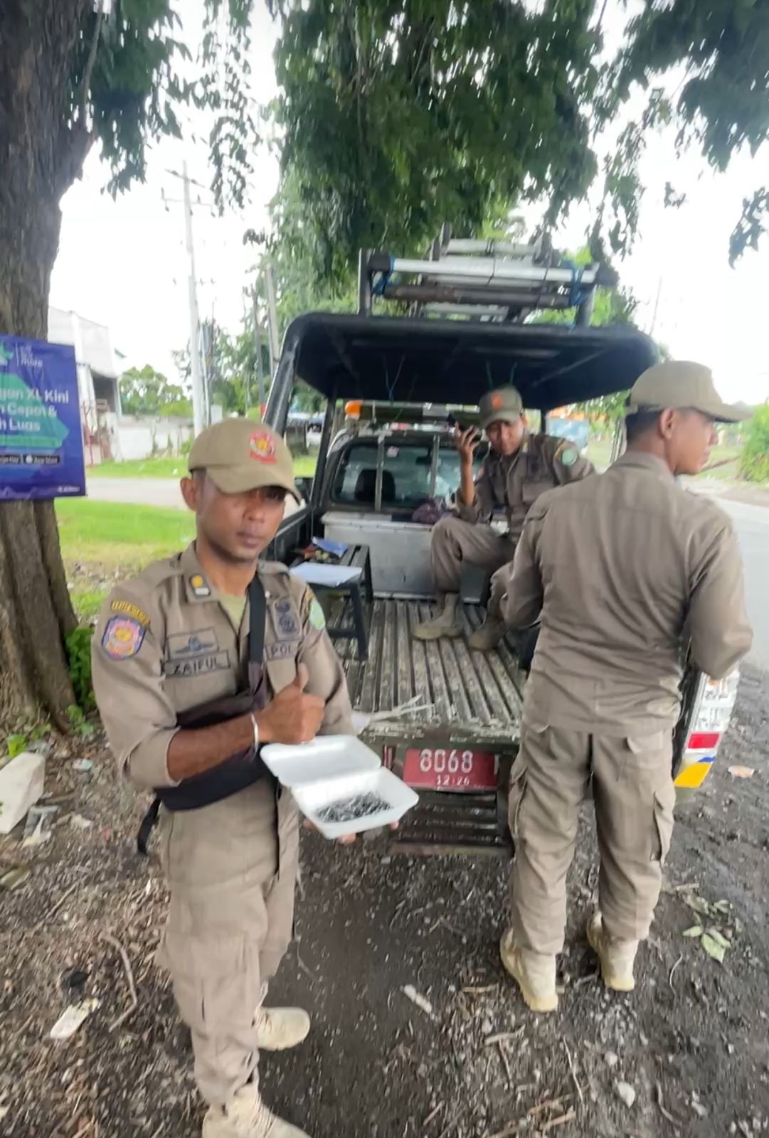 WASPADA: Anggota Satpol PP Sidoarjo mengamankan ribuan paku yang tersebar di Jalan Raya Lingkar Timur, tepatnya wilayah Wadungasih, Buduran.