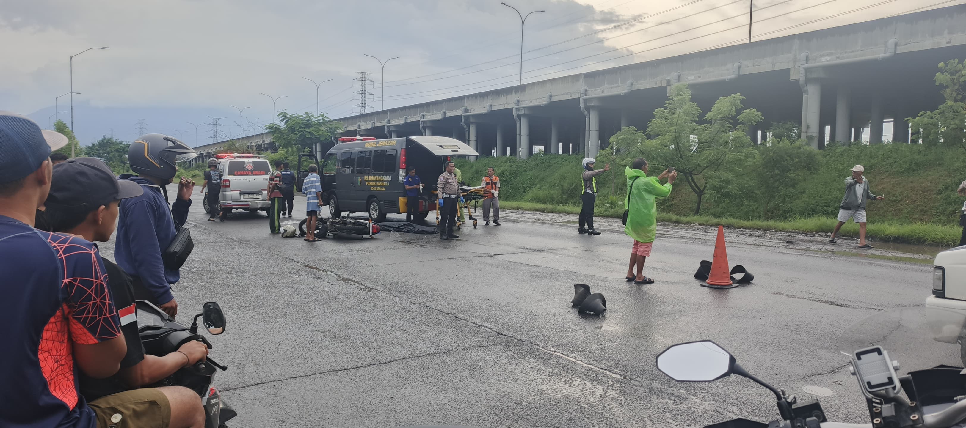 NAHAS: Polisi saat mengevakuasi korban yang terlibat kecelakaan lalu lintas di Jalan Arteri Porong, Sidoarjo.