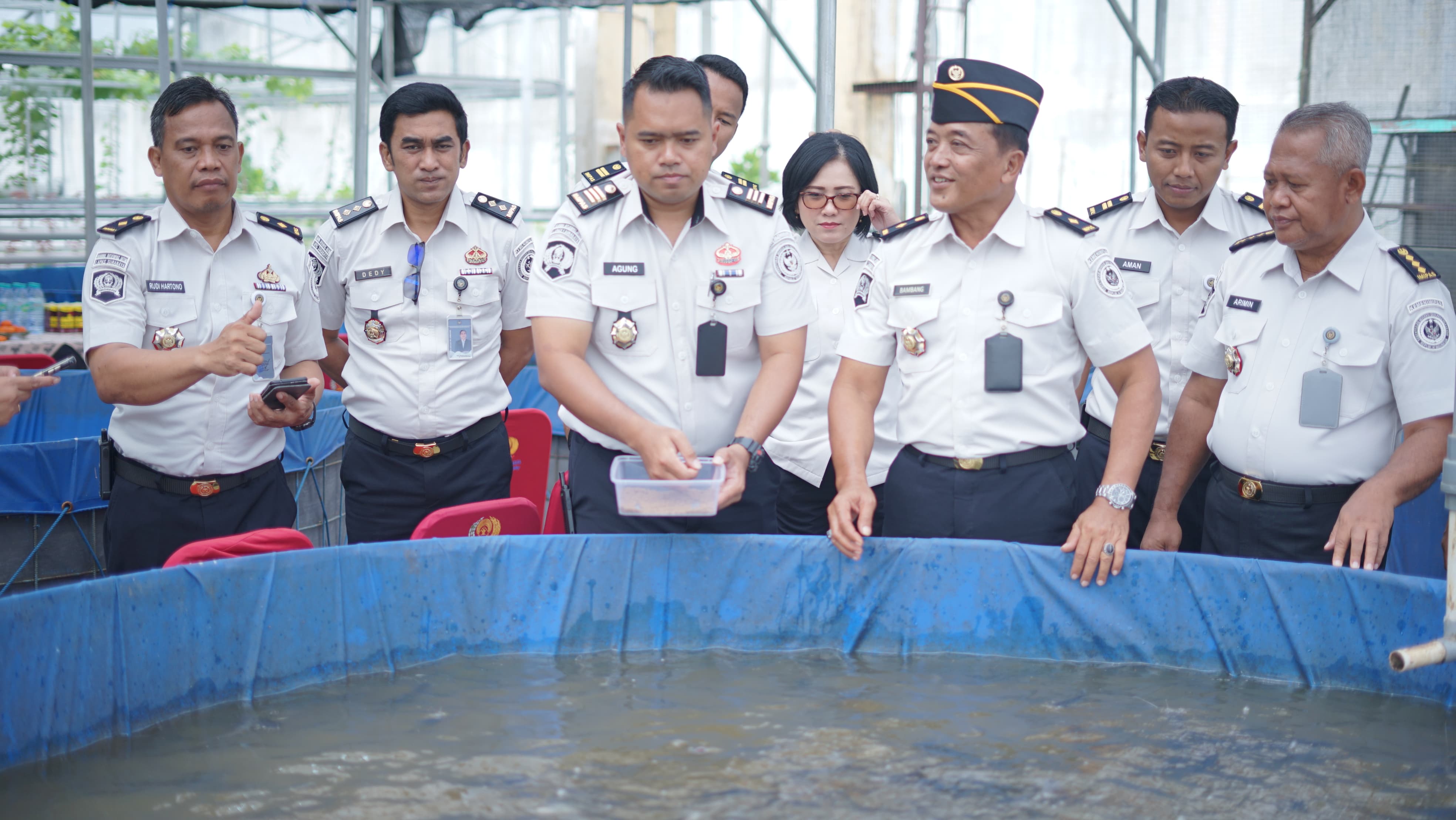 INOVASI: Petugas panen gurami dan lele di Lapas Porong Sidoarjo.