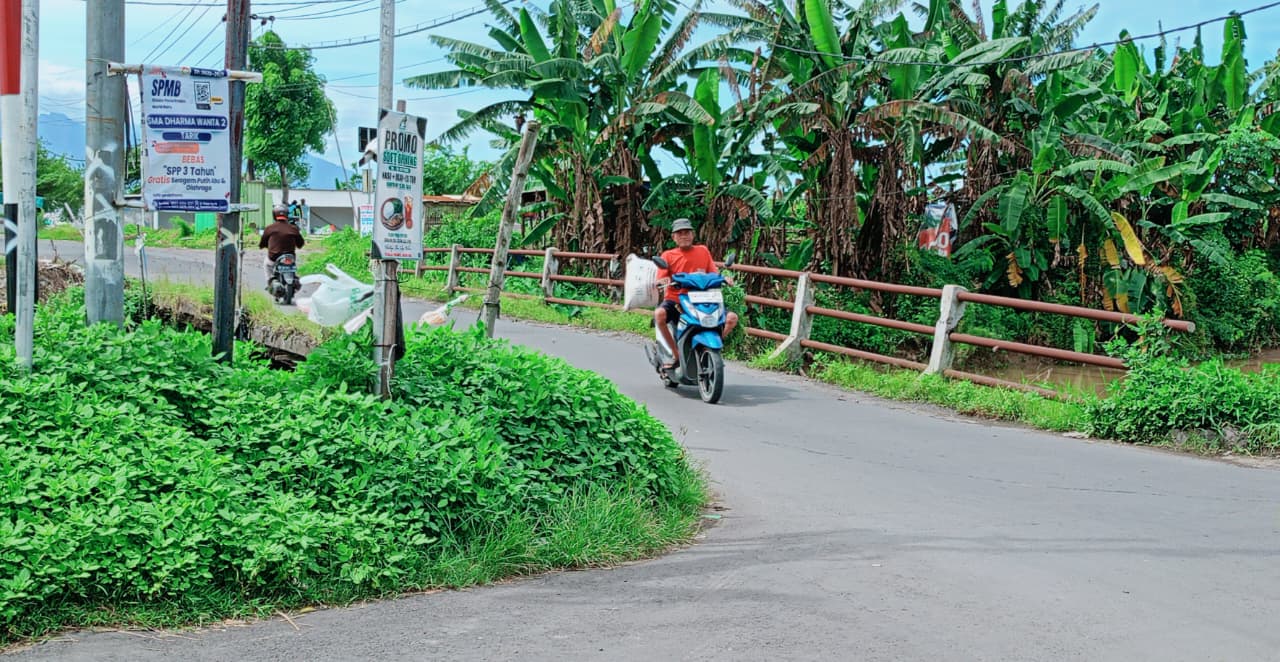 BUTUH PERBAIKAN: Kondisi Jembatan Tarik Kidul kondisinya memprihatinkan. Kerusakan pada jembatan tersebut dinilai membahayakan keselamatan warga yang melintas. (DIKY SANSIRI/RADAR SIDOARJO)