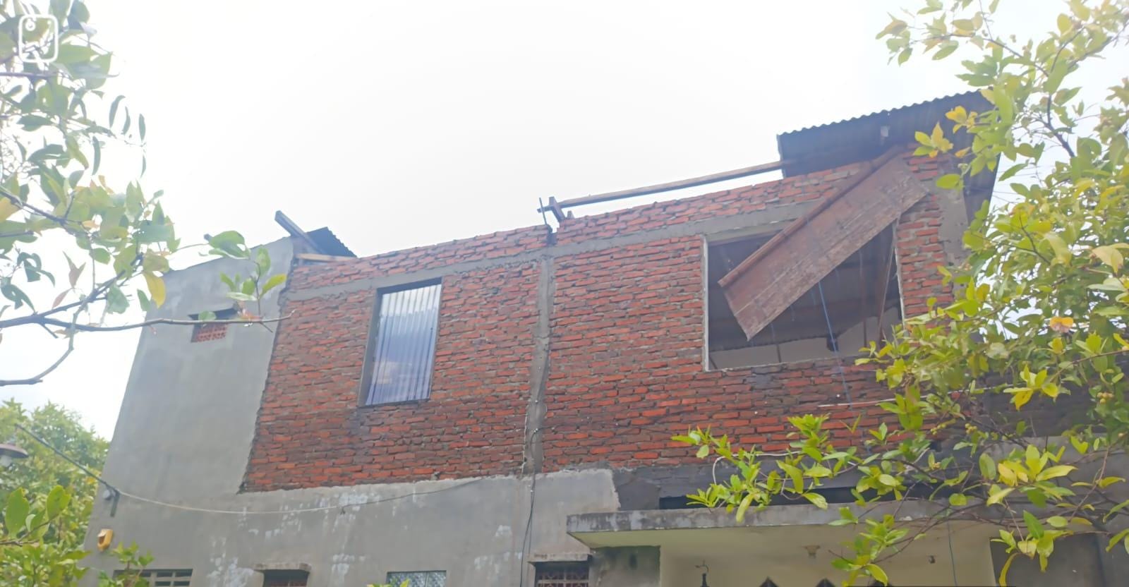 ATAP TERBANG: Kondisi rumah warga di Semambung, Wonoayu, usai diterjang angin kencang.