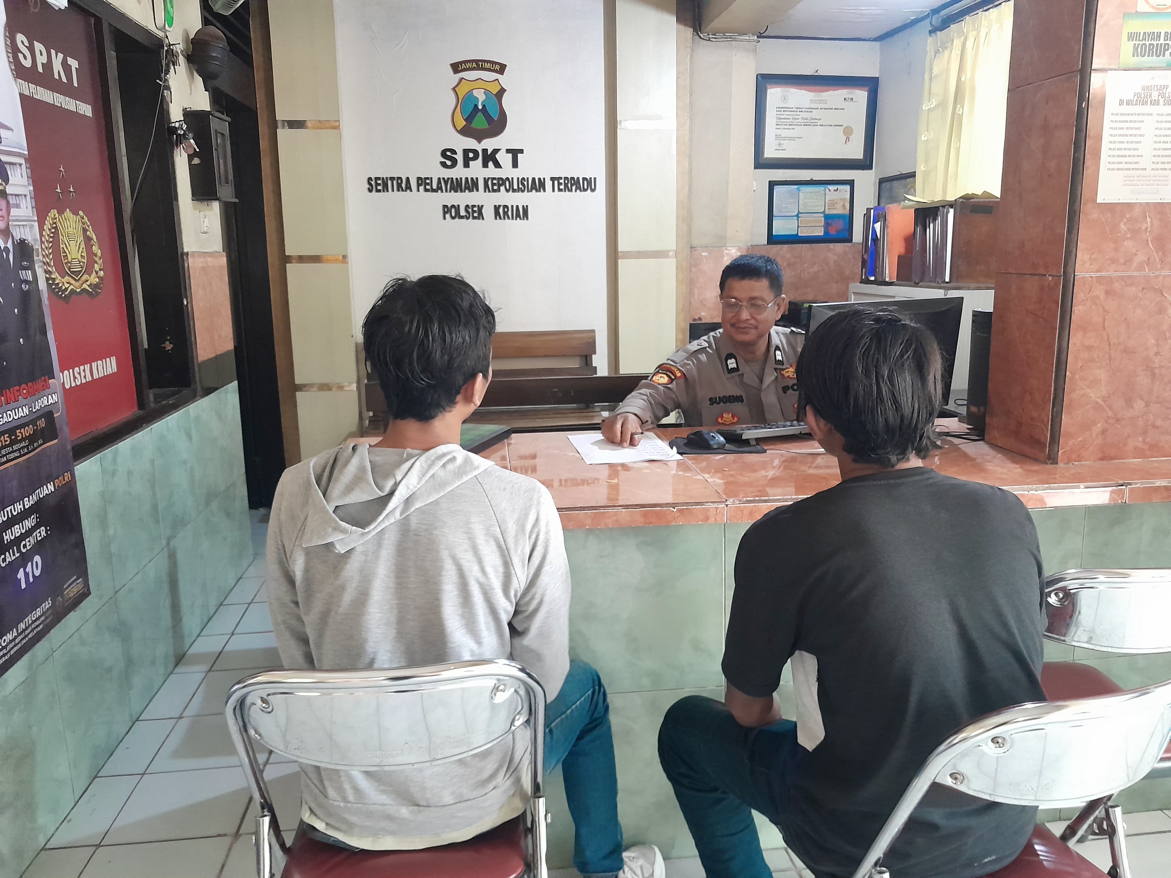 RESPON: Warga mendapat pelayanan di SPKT Polsek Krian, Sidoarjo.