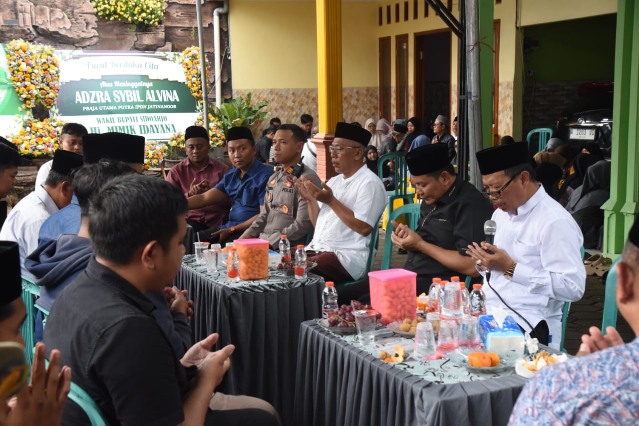 BERDUKA: Bupati Sidoarjo Subandi (dua dari kanan) bersama istri Sriatun bertakziah kerumah duka Adzra Sybil Alvina, Jumat, (16/1).