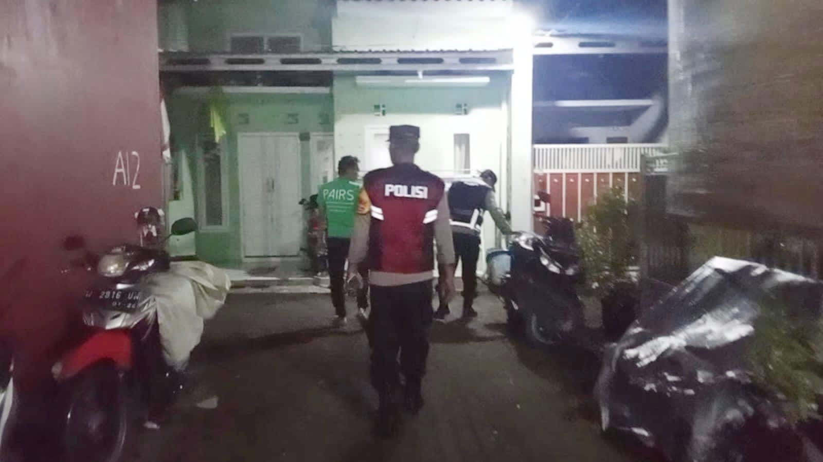 KAMTIBMAS: Personel Polsek Sukodono saat melaukan pengamanan di pemukiman warga.