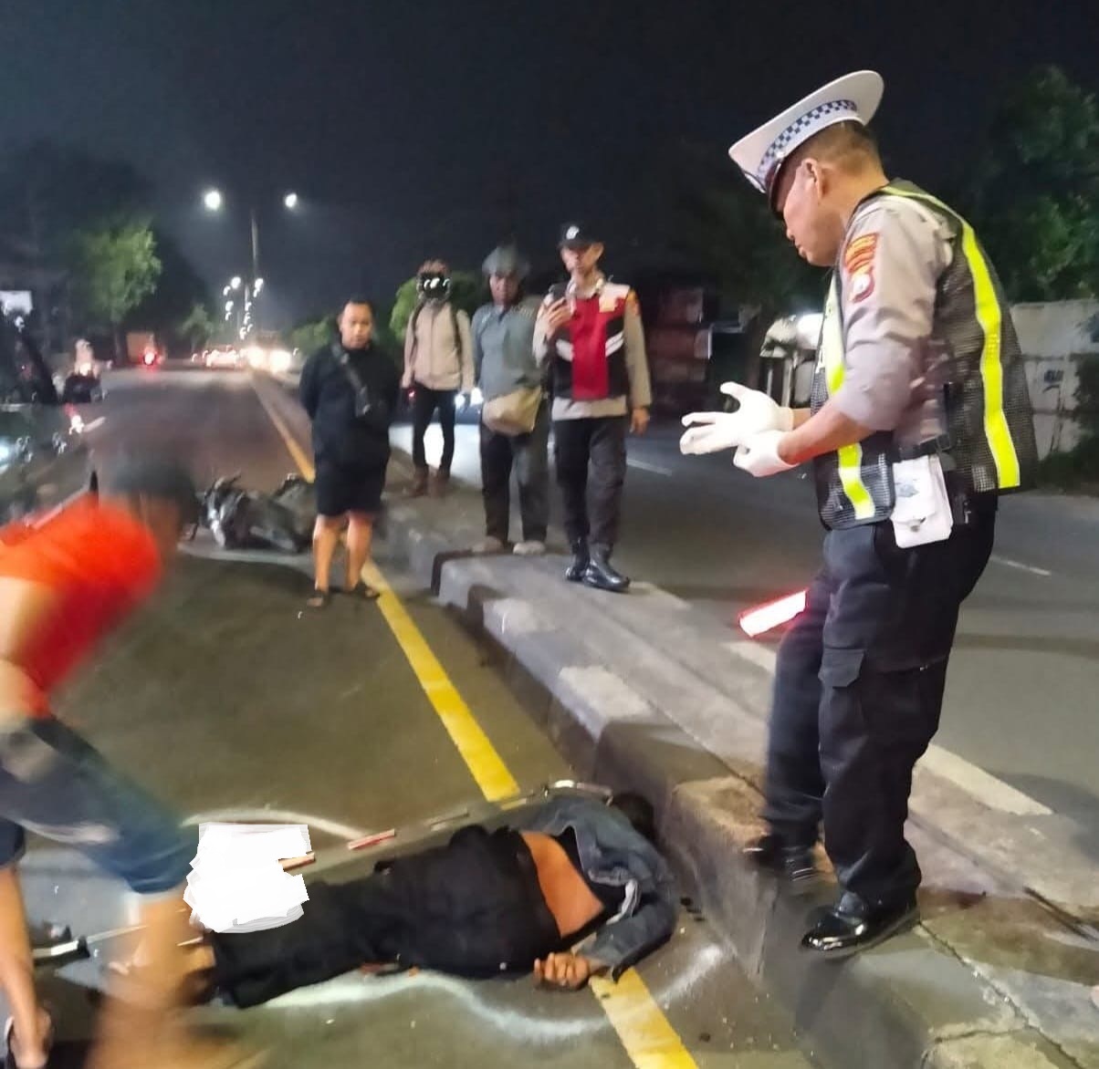 PARAH: Korban tergeletak usai alami kecelakaan.