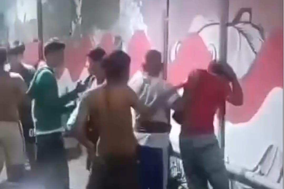 GEREGETAN: Tangkapan layar video warga yang mengamankan terduga pelaku pencurian sepeda motor.