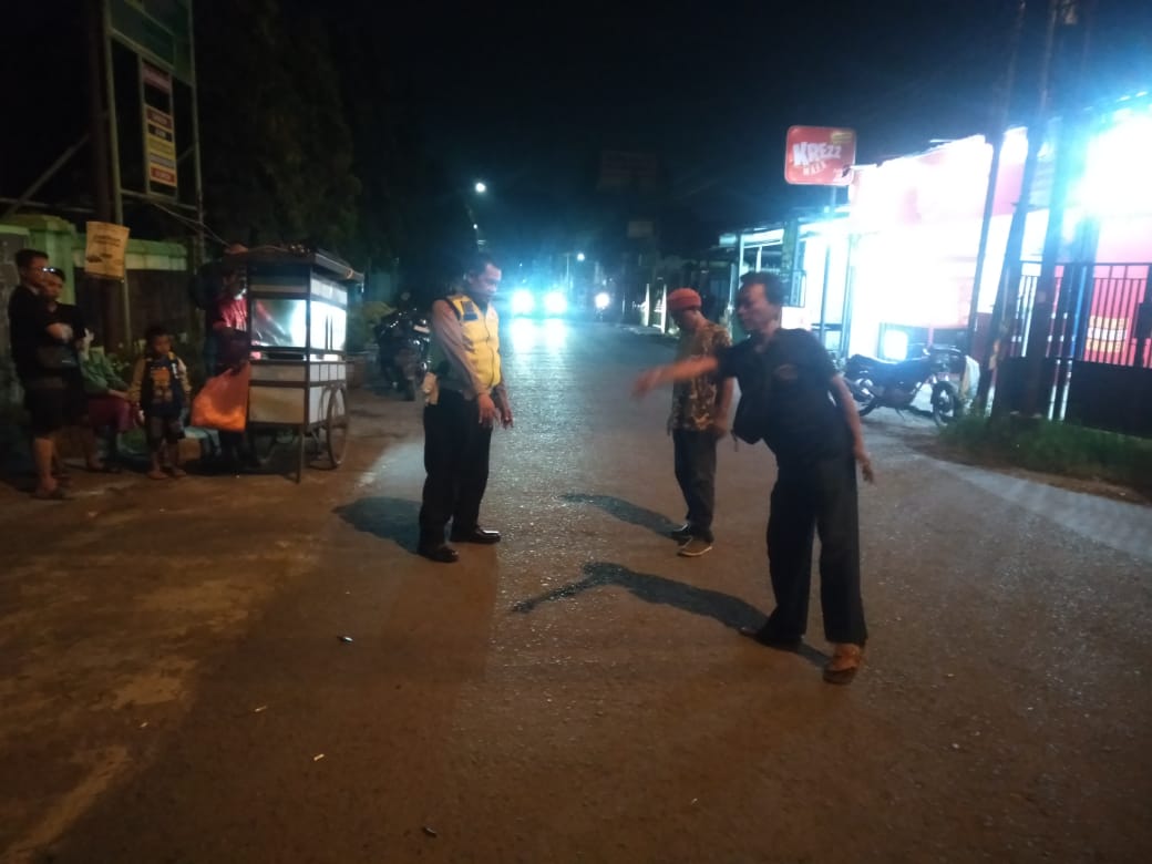 TAK HATI-HATI: Kecelakaan terjadi di depan SMPN 1 Anggaswangi, Kecamatan Sukodono.