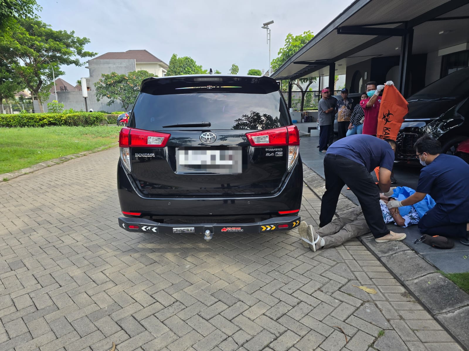 MENINGGAL: Korban tergeletak sempat ditolong oleh warga.
