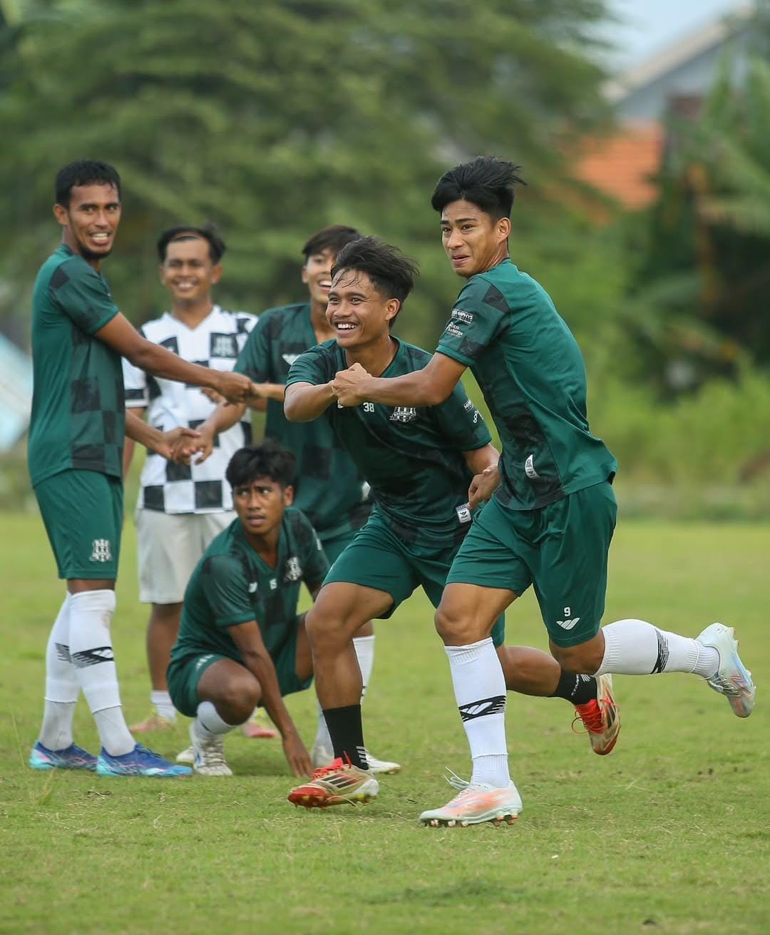 SEMANGAT: Pemain Deltras Sidoarjo sedang menjalani latihan. (FOTO DELTRAS SIDOARJO)