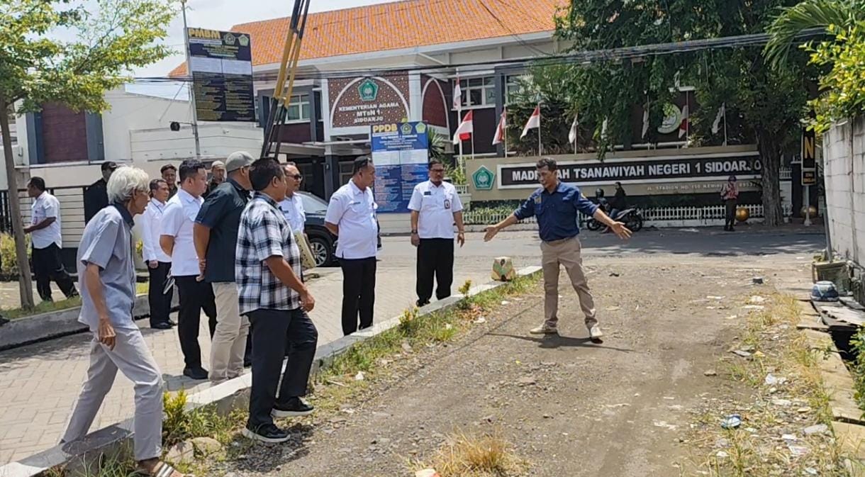 CARI SOLUSI: Sengketa batas lahan di Desa Kemiri, Sidoarjo, Rabu (21/1).