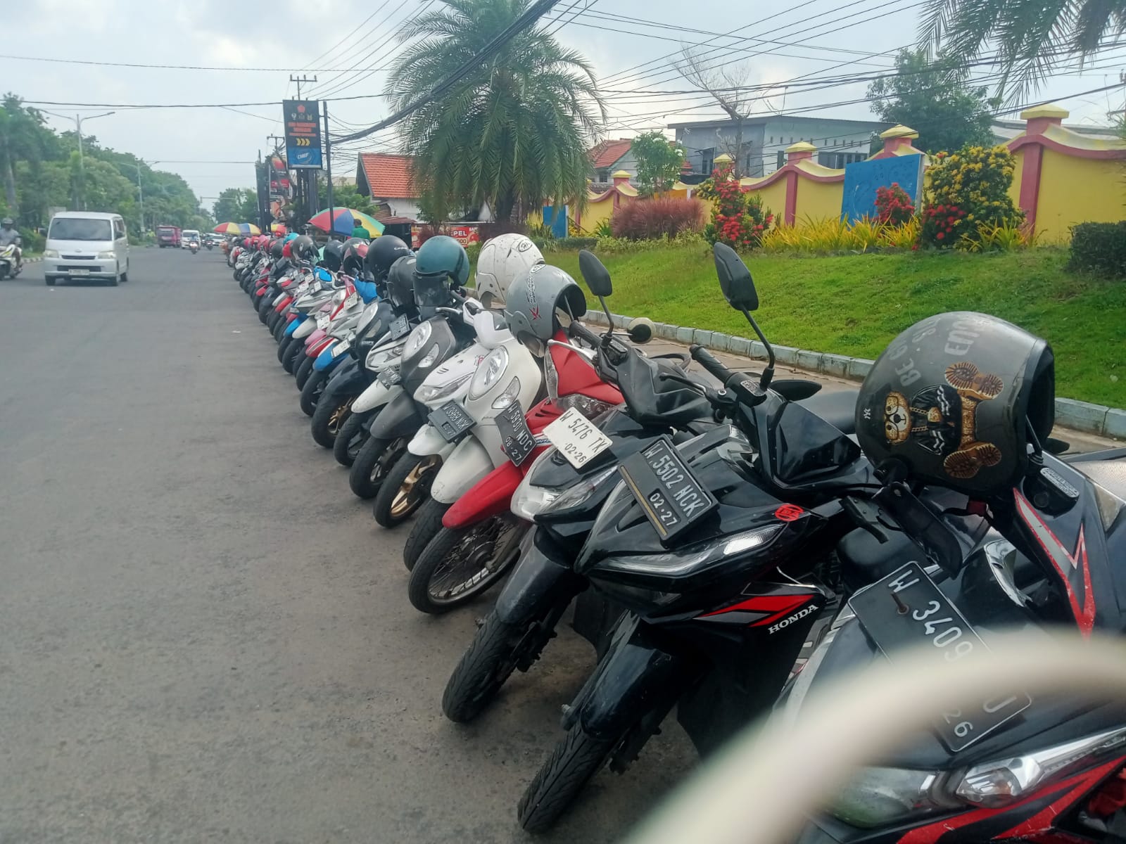 BIANG KEMACETAN: Parkir liar di Jalan Raya Bligo, Kecamatan Candi, Sidoarjo, ditertibkan Dishub. (DIKY SANSIRI/RADAR SIDOARJO)